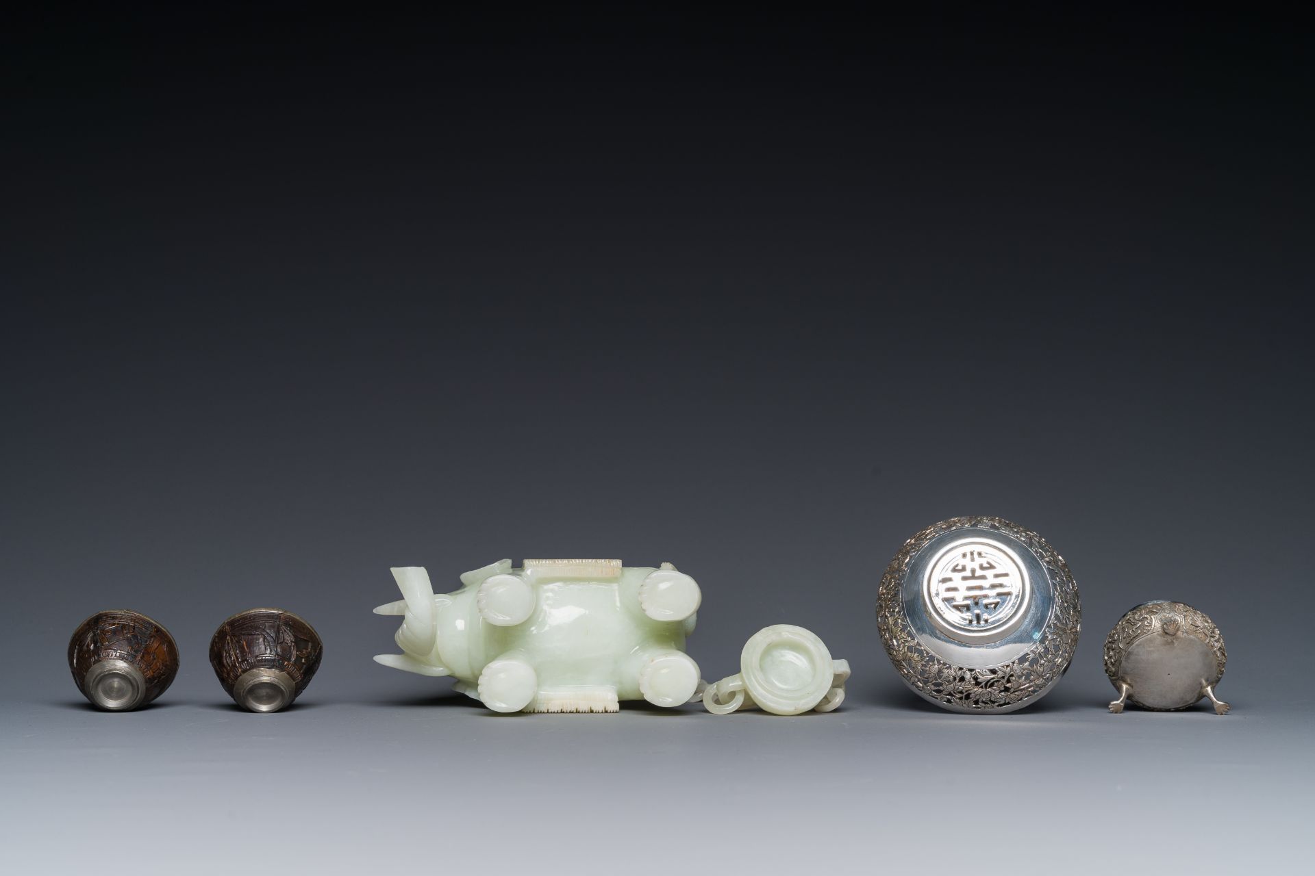 A group of six various Chinese objects, including jade and silver, 19/20th C. - Bild 5 aus 7