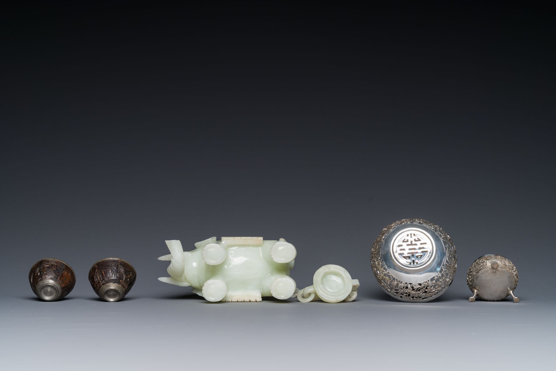 A group of six various Chinese objects, including jade and silver, 19/20th C. - Image 5 of 7