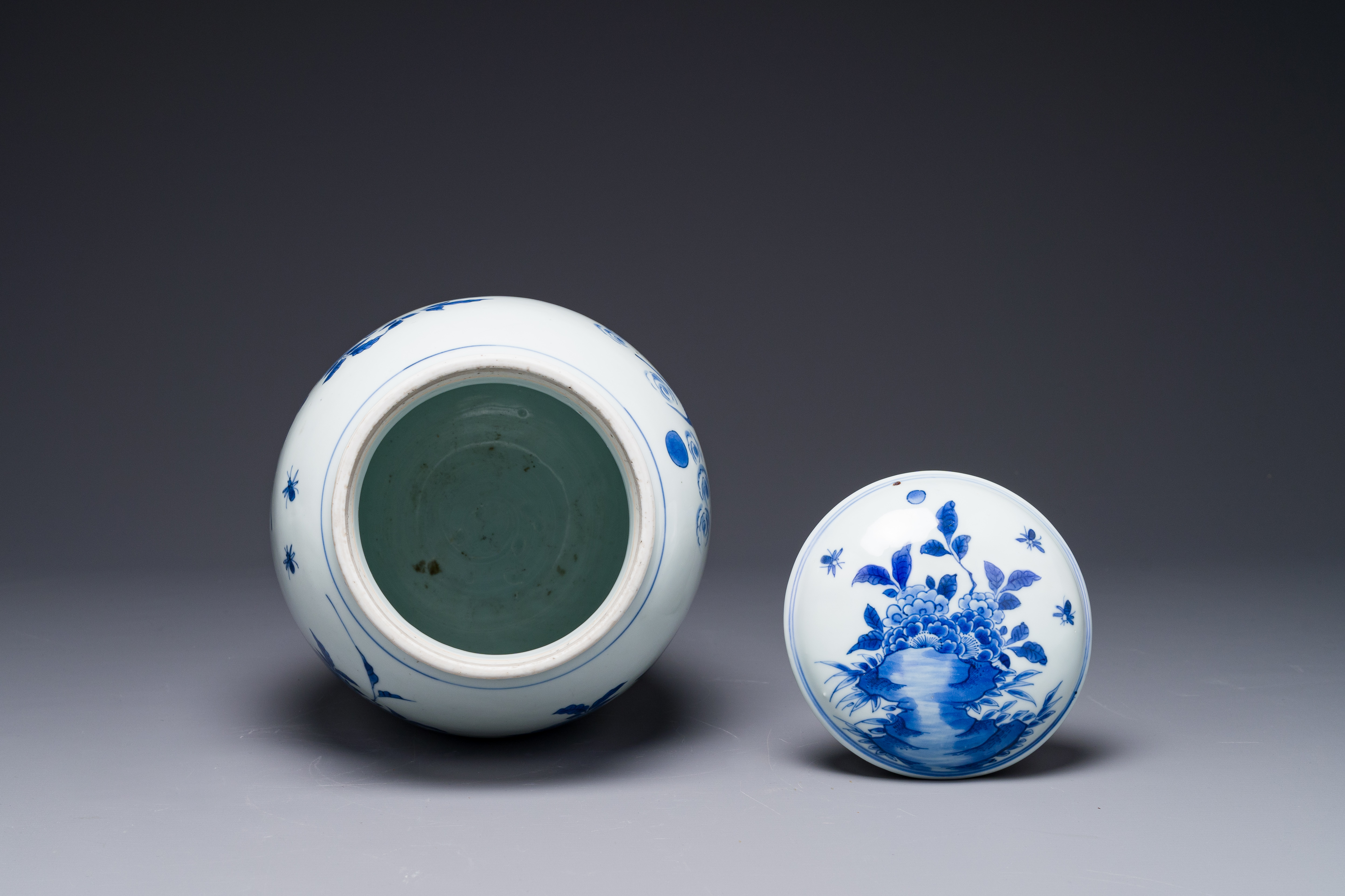 A Chinese blue and white jar and cover with birds and flowers, Transitional period - Image 5 of 6