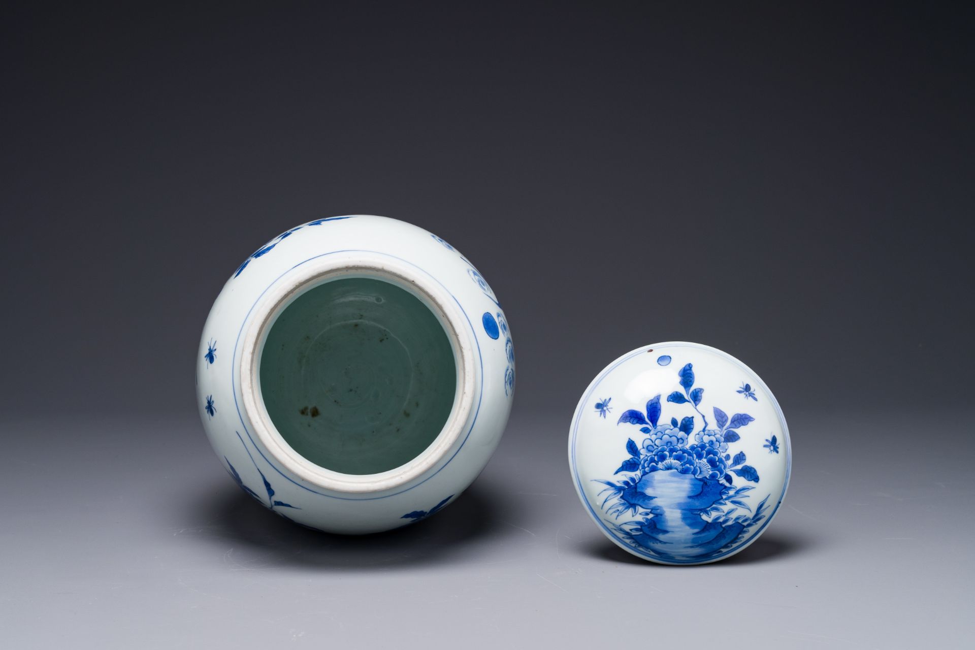 A Chinese blue and white jar and cover with birds and flowers, Transitional period - Bild 5 aus 6