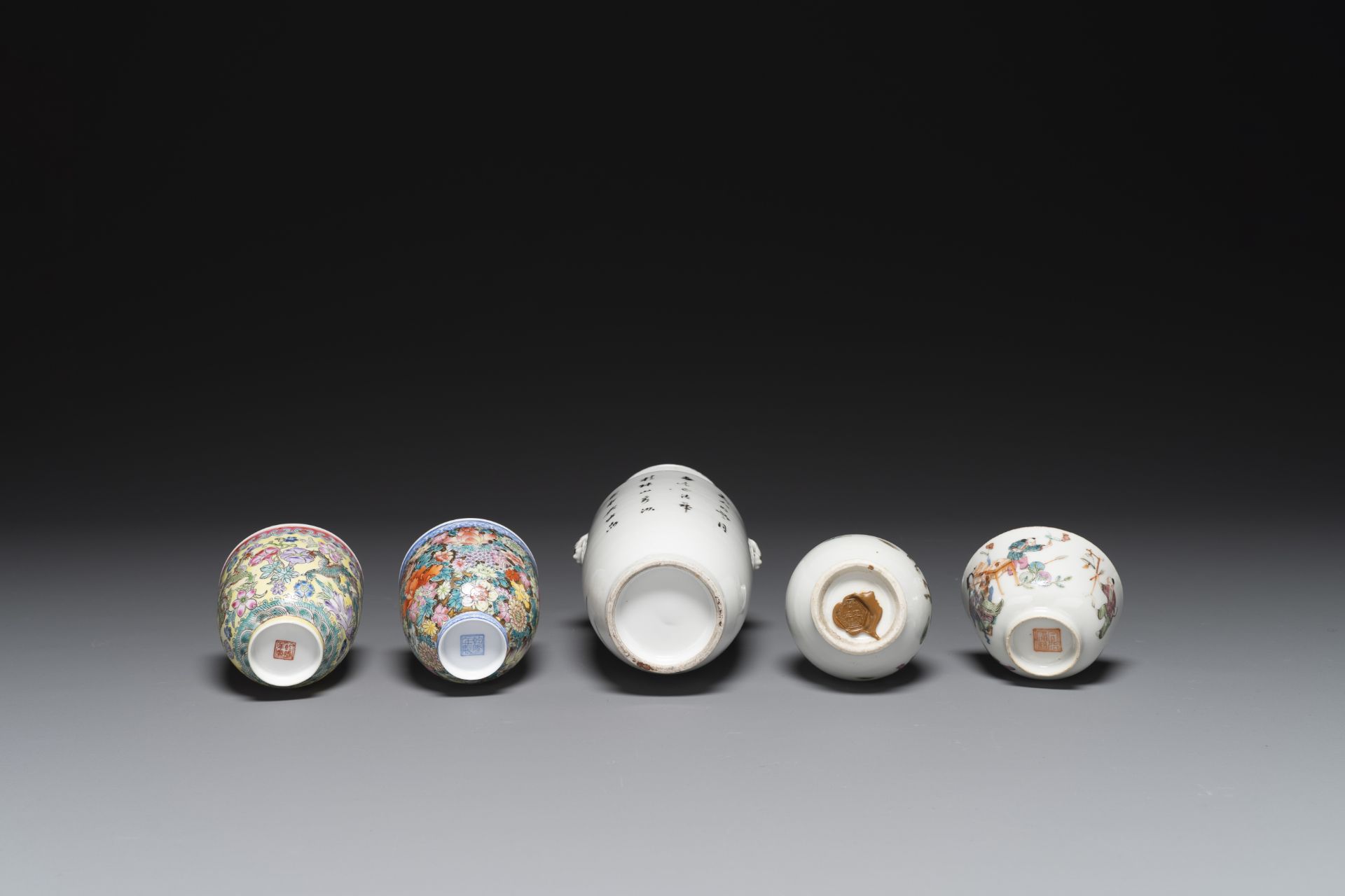 A varied collection of Chinese famille rose and qianjiang cai porcelain, 19/20th C. - Bild 4 aus 10