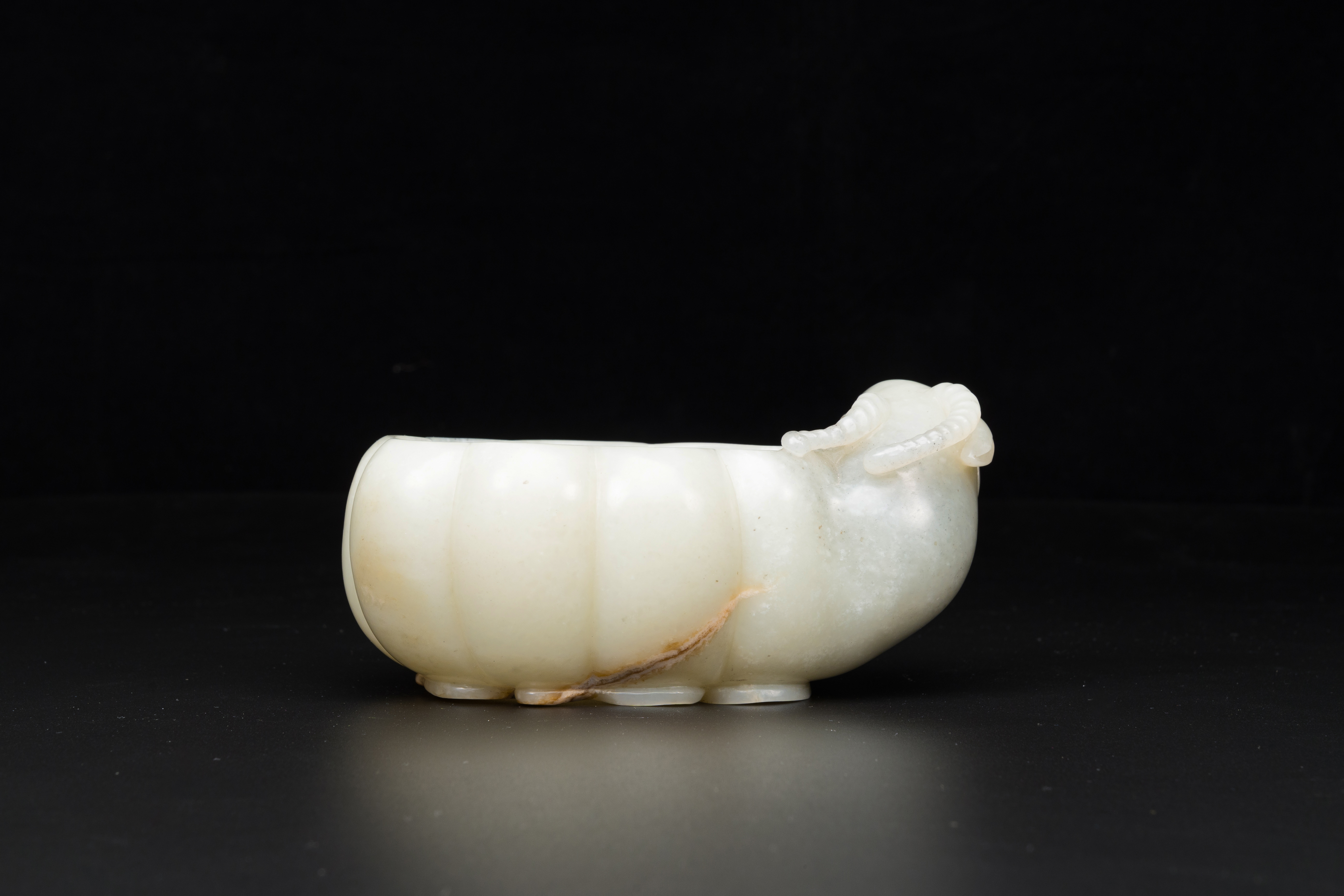A Chinese celadon jade flower-shaped brush washer with ram's head, 17th C. - Image 6 of 9