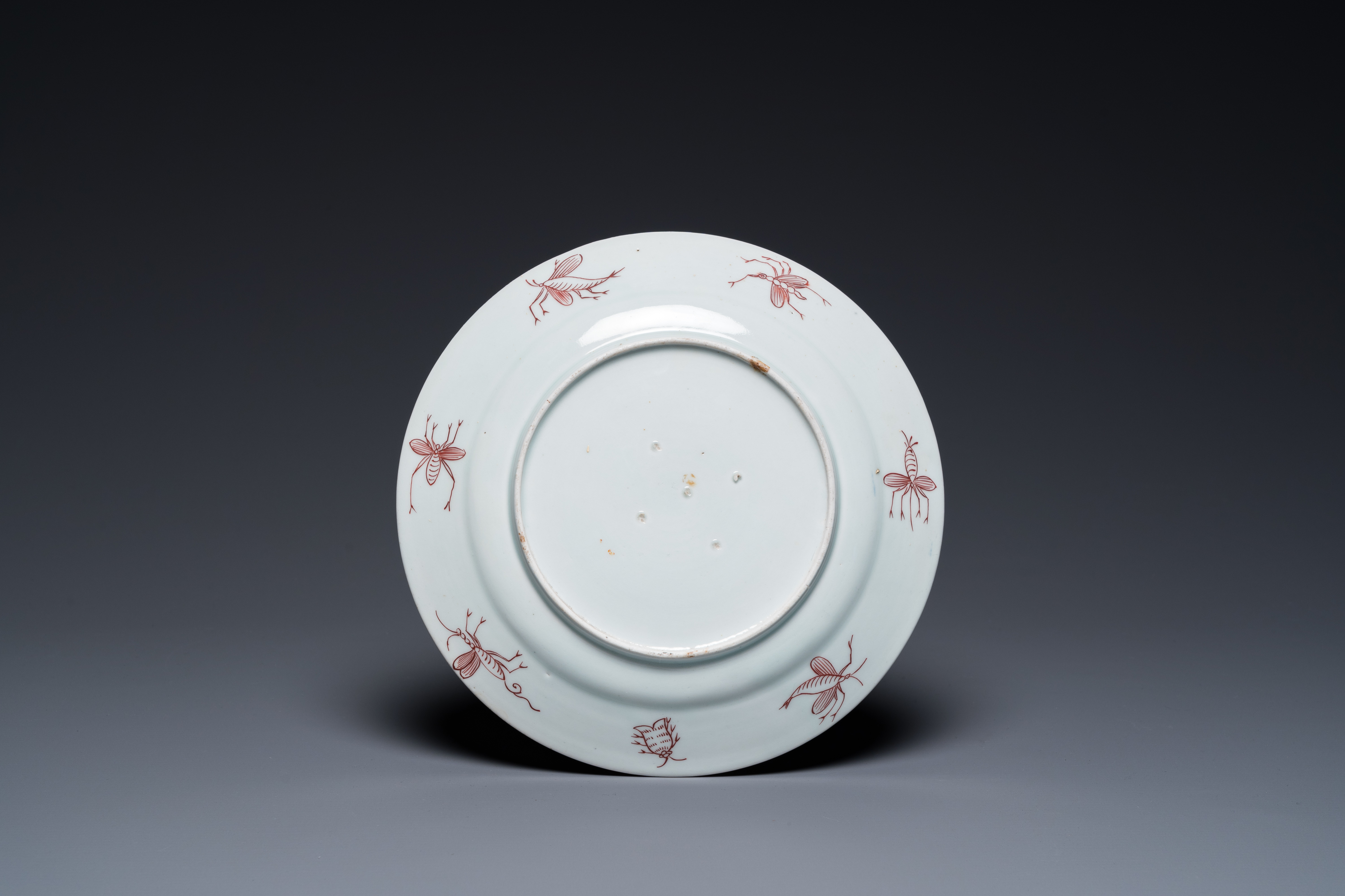 A Japanese Imari 'Parasol Ladies' plate after Cornelis Pronk, Edo, 18th C. - Image 2 of 2