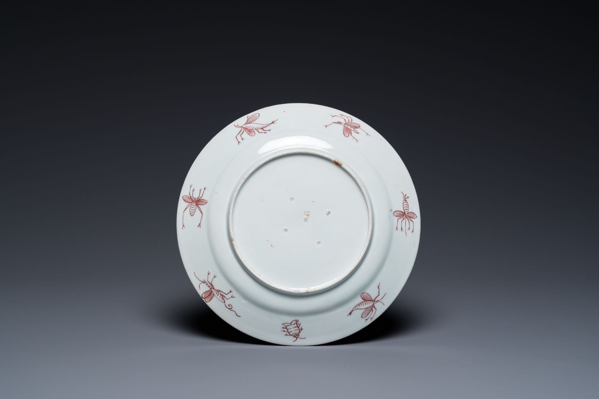 A Japanese Imari 'Parasol Ladies' plate after Cornelis Pronk, Edo, 18th C. - Image 2 of 2