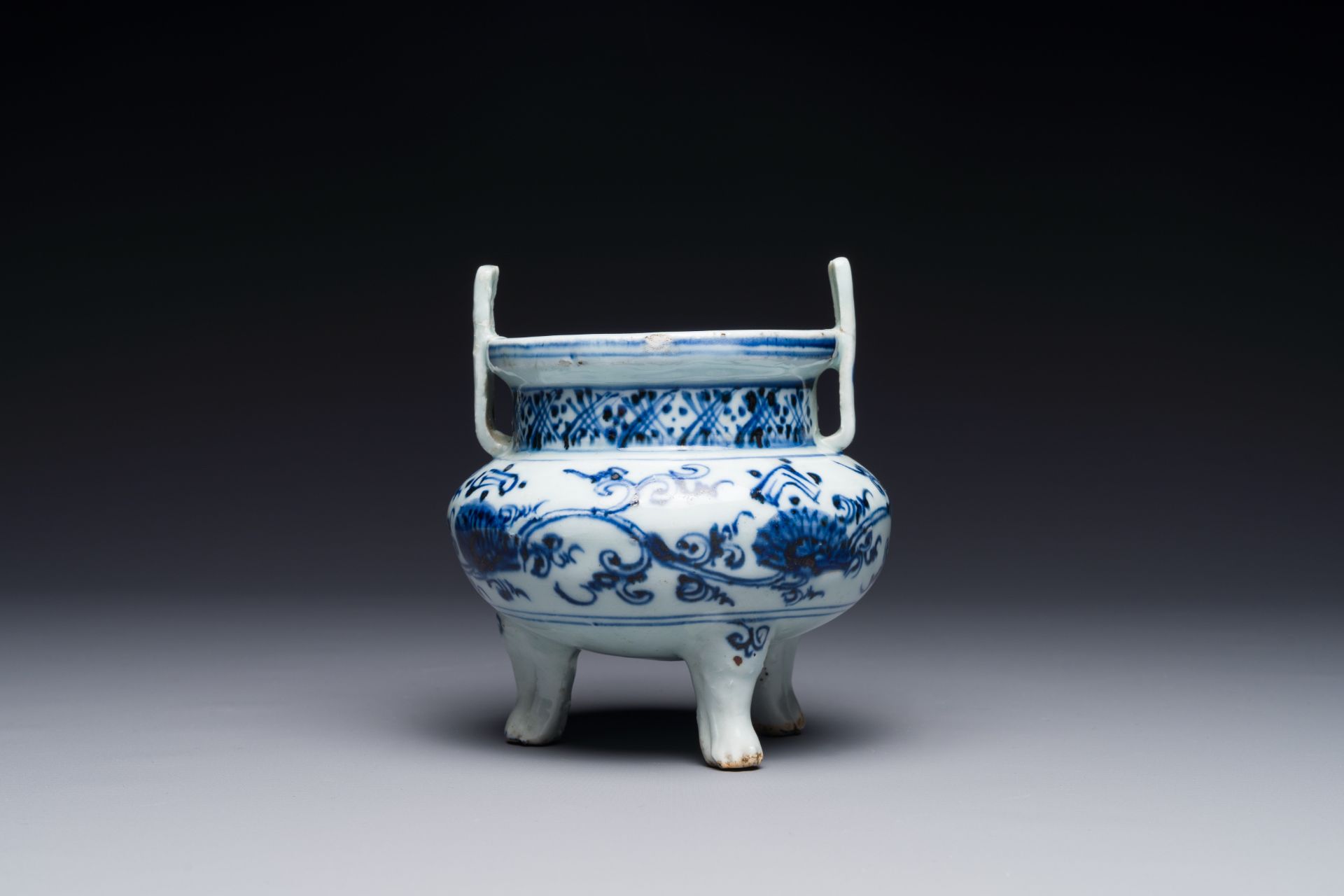 A Chinese blue and white tripod censer with floral design and a wooden cover, Ming - Image 2 of 4