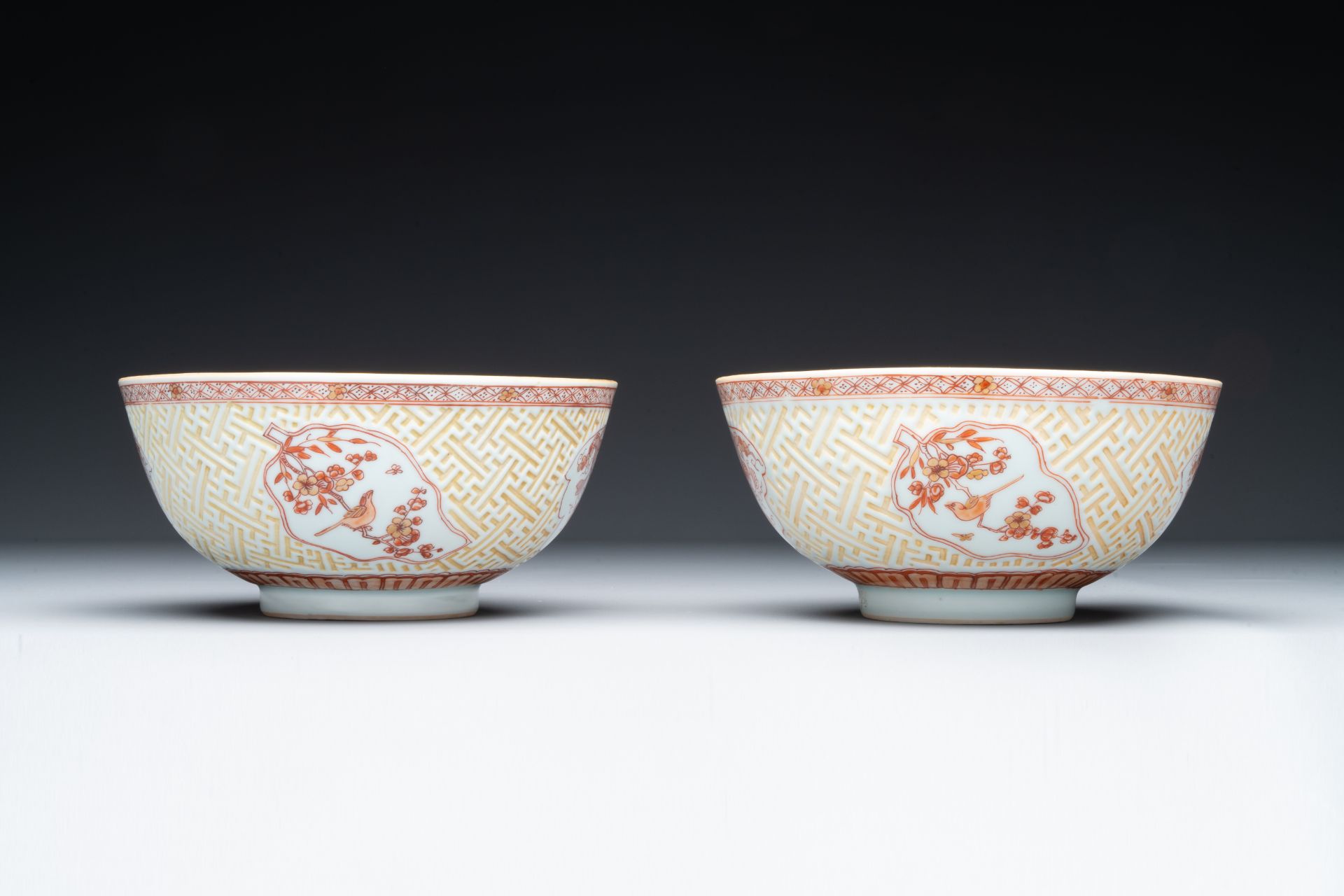 A pair of Chinese iron-red-decorated and gilt bowls with relief design, Kangxi - Bild 2 aus 8