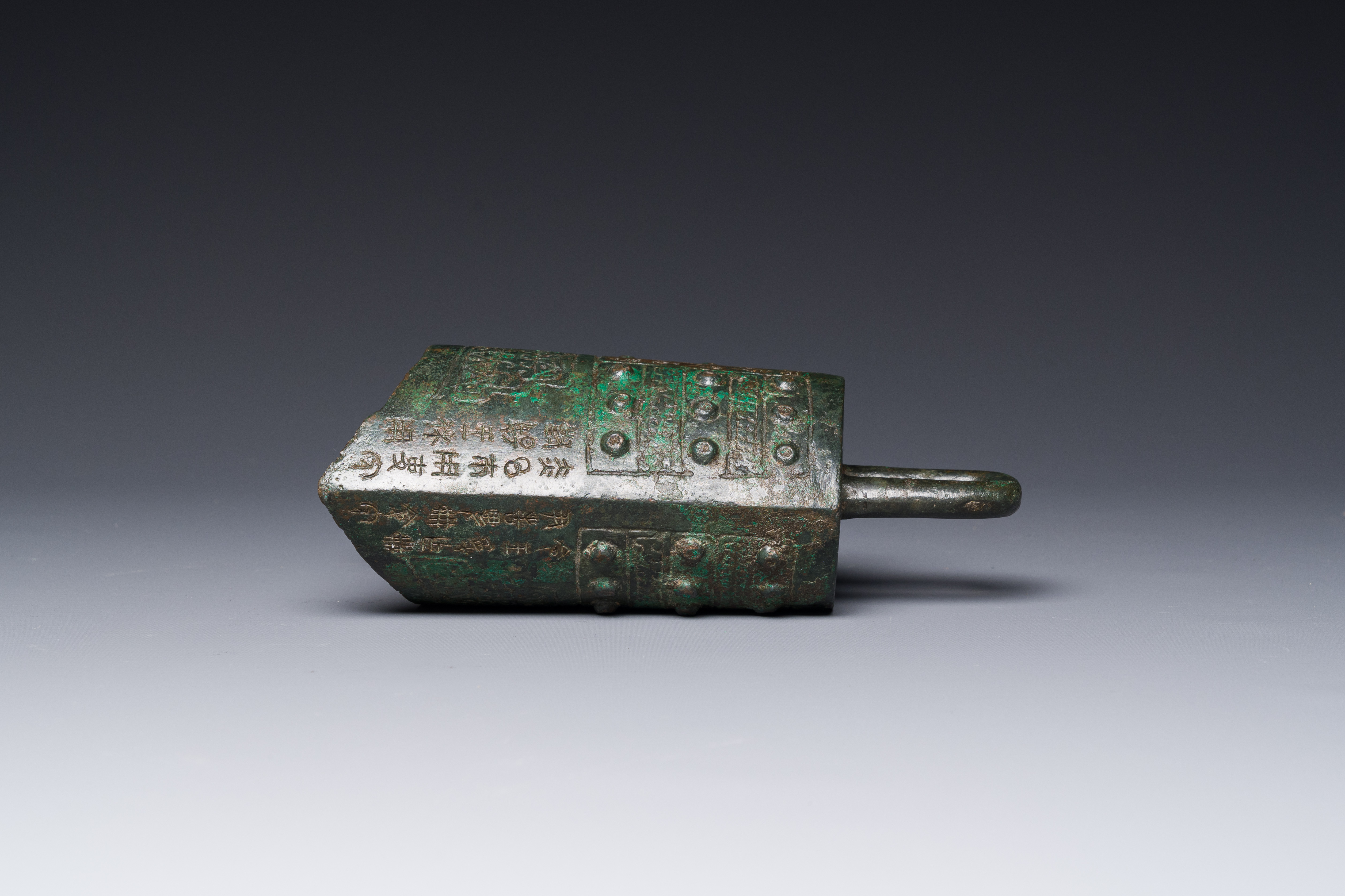 A rare Chinese inscribed archaic bronze bell, Eastern Zhou - Image 11 of 18