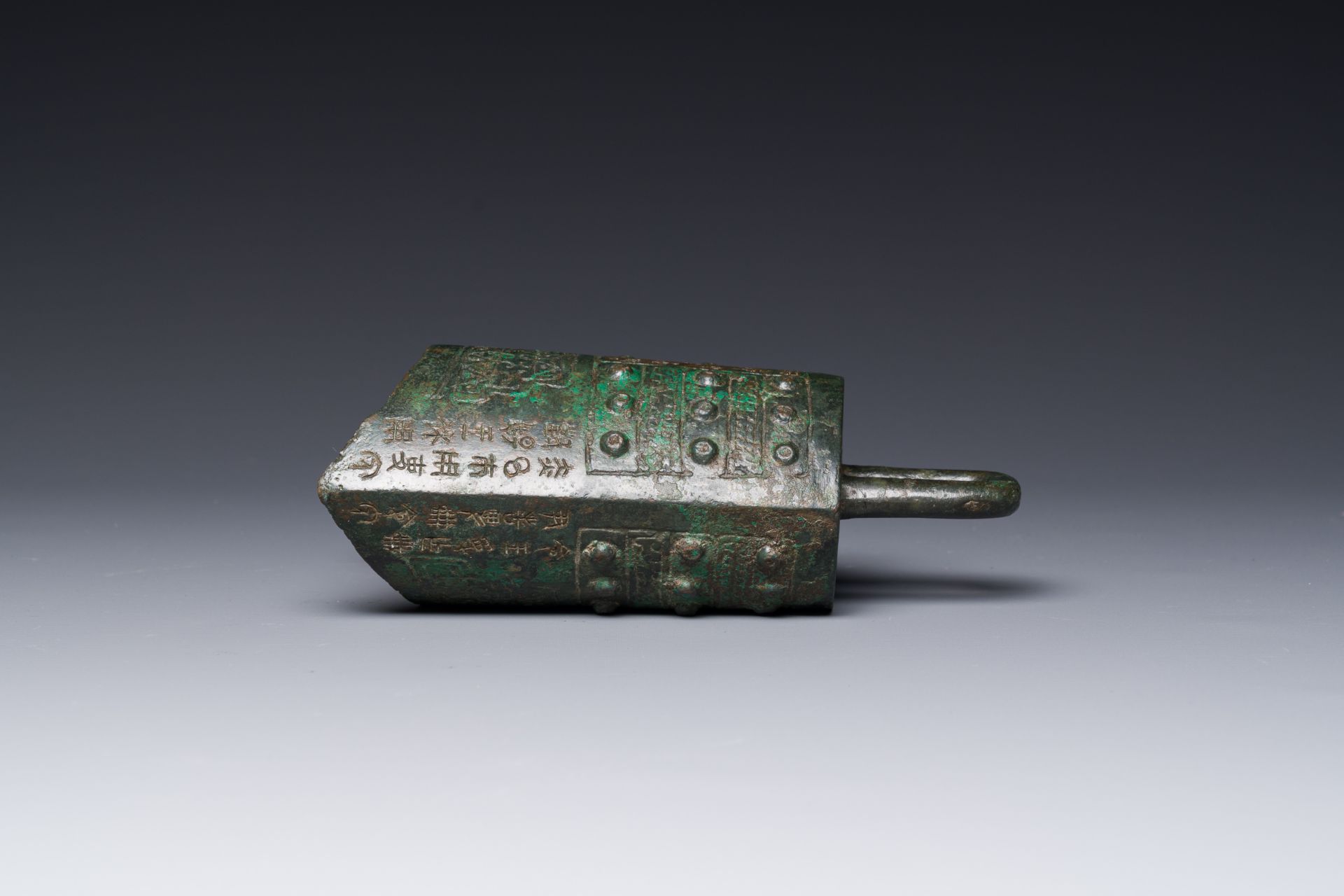 A rare Chinese inscribed archaic bronze bell, Eastern Zhou - Bild 11 aus 18