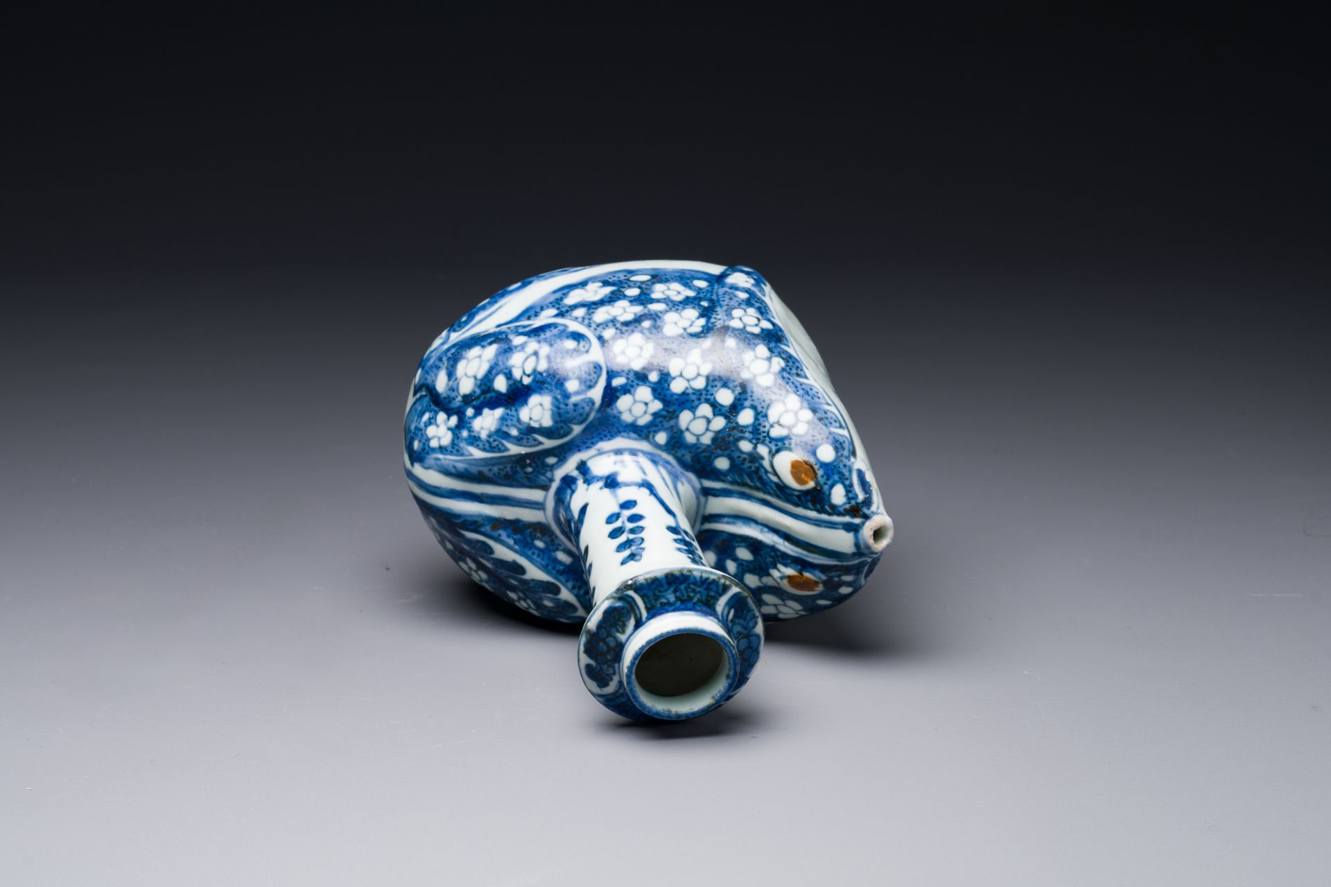 A Chinese blue and white 'frog' kendi, Wanli - Image 5 of 6