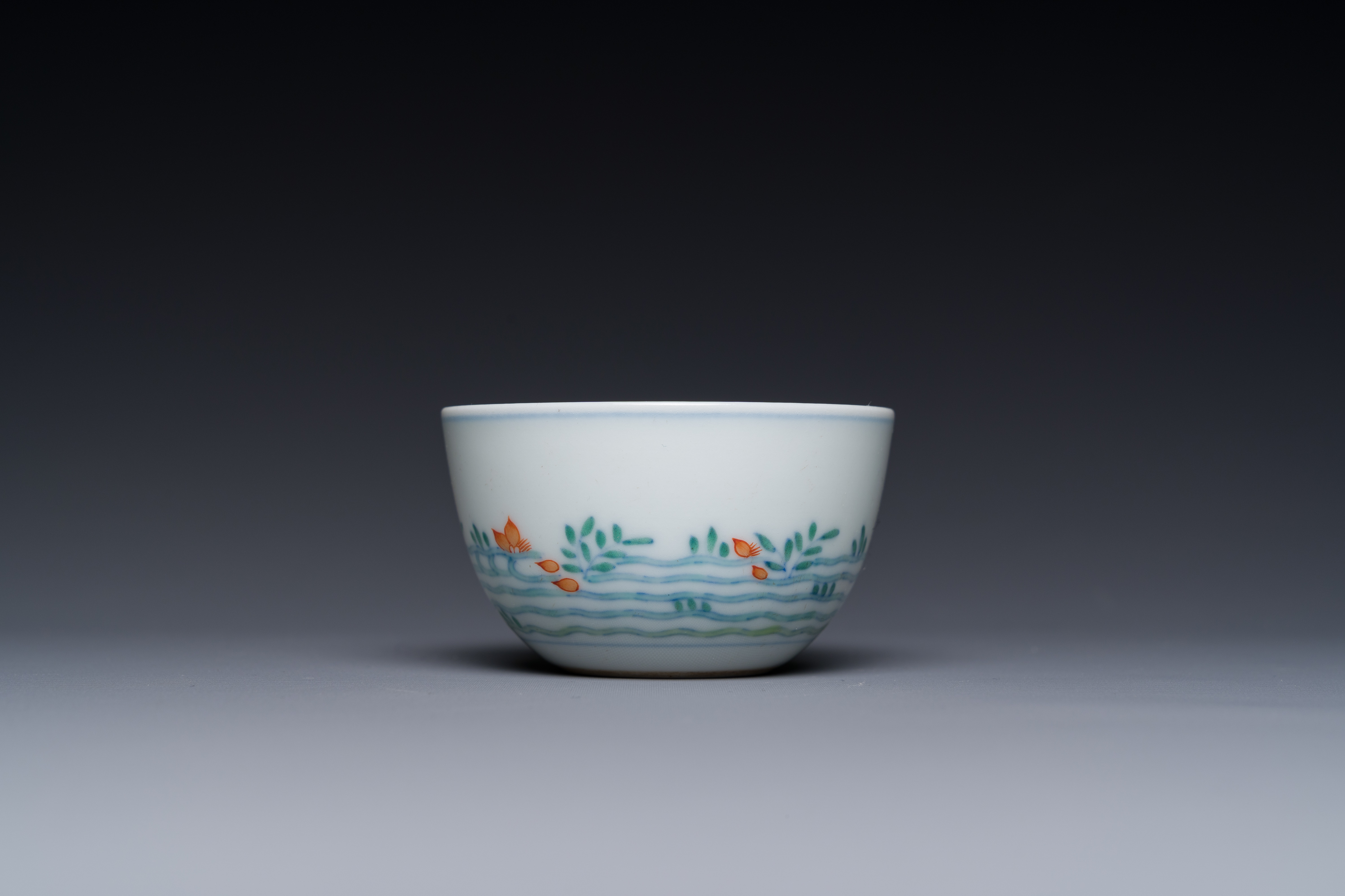 A Chinese doucai 'goldfish' cup, Cai Hua Tang Zhi å½©è¯å ‚è£½ mark, 18th C. - Image 3 of 7