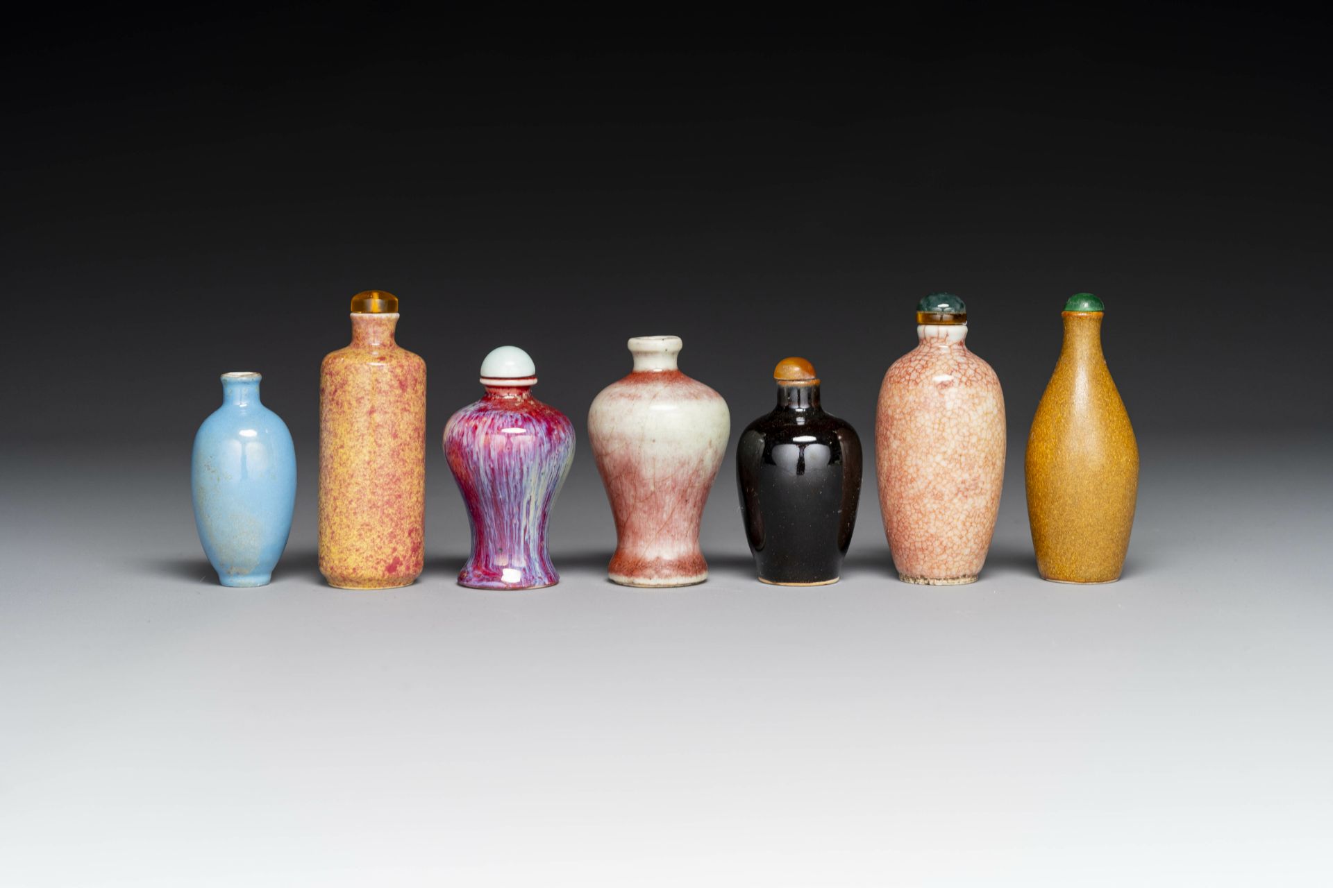Seven varied Chinese monochrome snuff bottles, Kangxi mark, 18/19th C. - Bild 3 aus 7