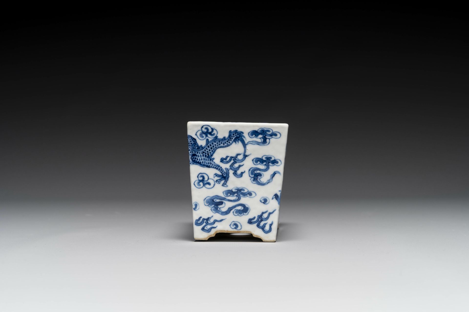 A Chinese blue and white jardiniere with dragons, Guangxu - Bild 2 aus 6