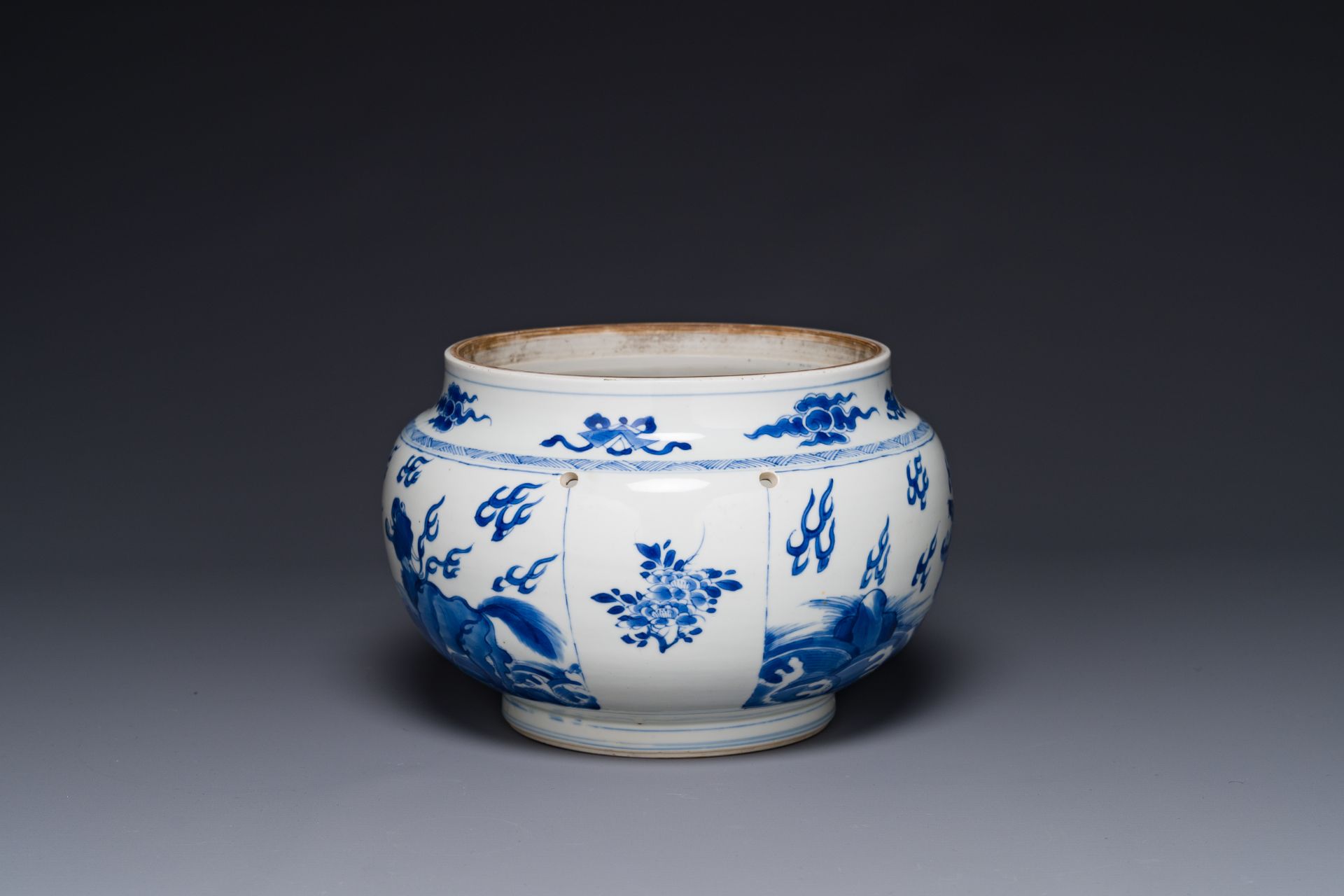 A Chinese blue and white 'mythic animals' bowl, Kangxi - Bild 2 aus 6