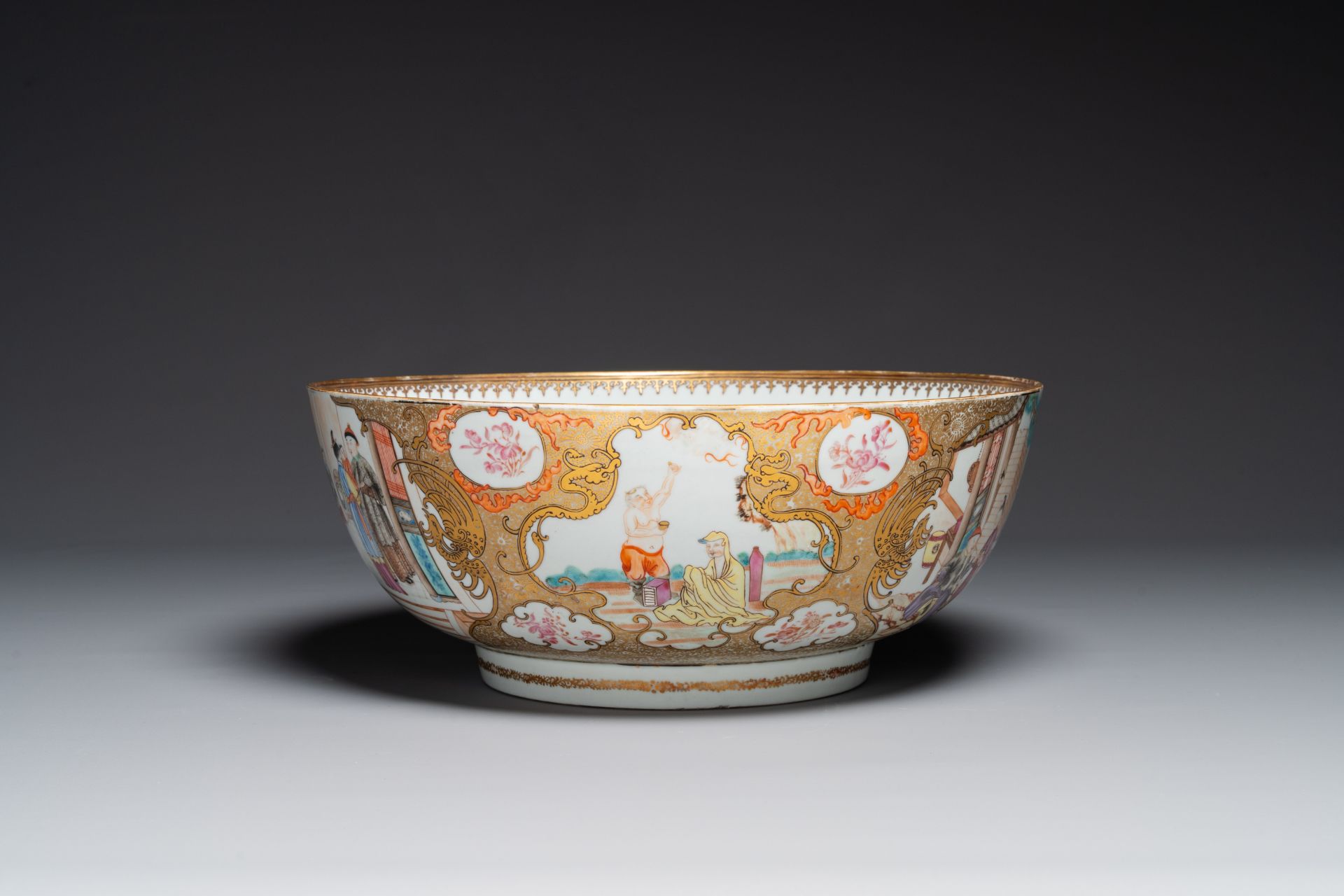 A large fine Chinese Canton famille rose 'Mandarin subject' bowl, Qianlong - Bild 4 aus 7