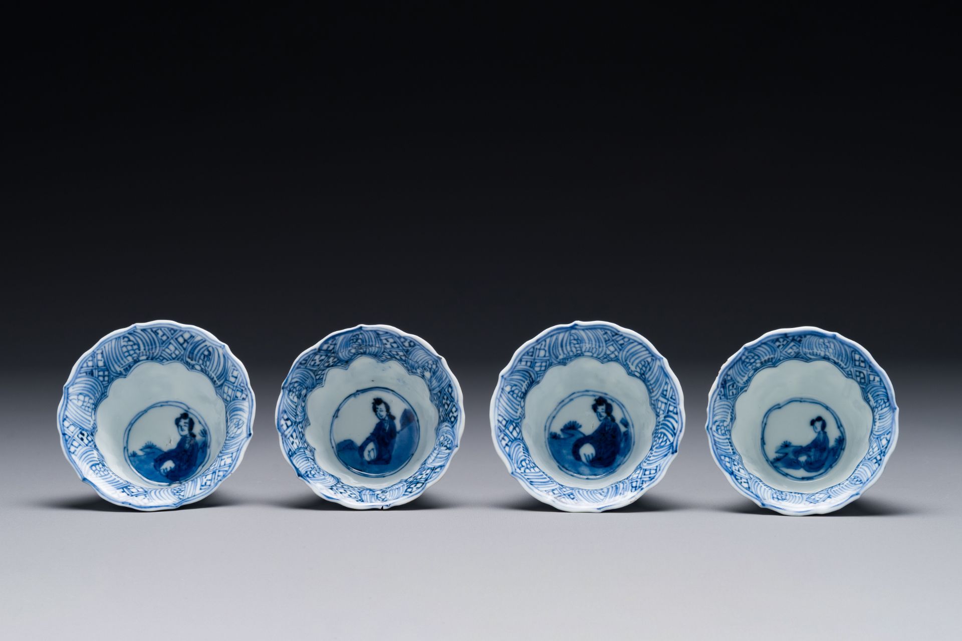 Four Chinese blue and white cups and saucers and a Chinese Imari-style shaving bowl, Kangxi Qianlong - Bild 8 aus 9