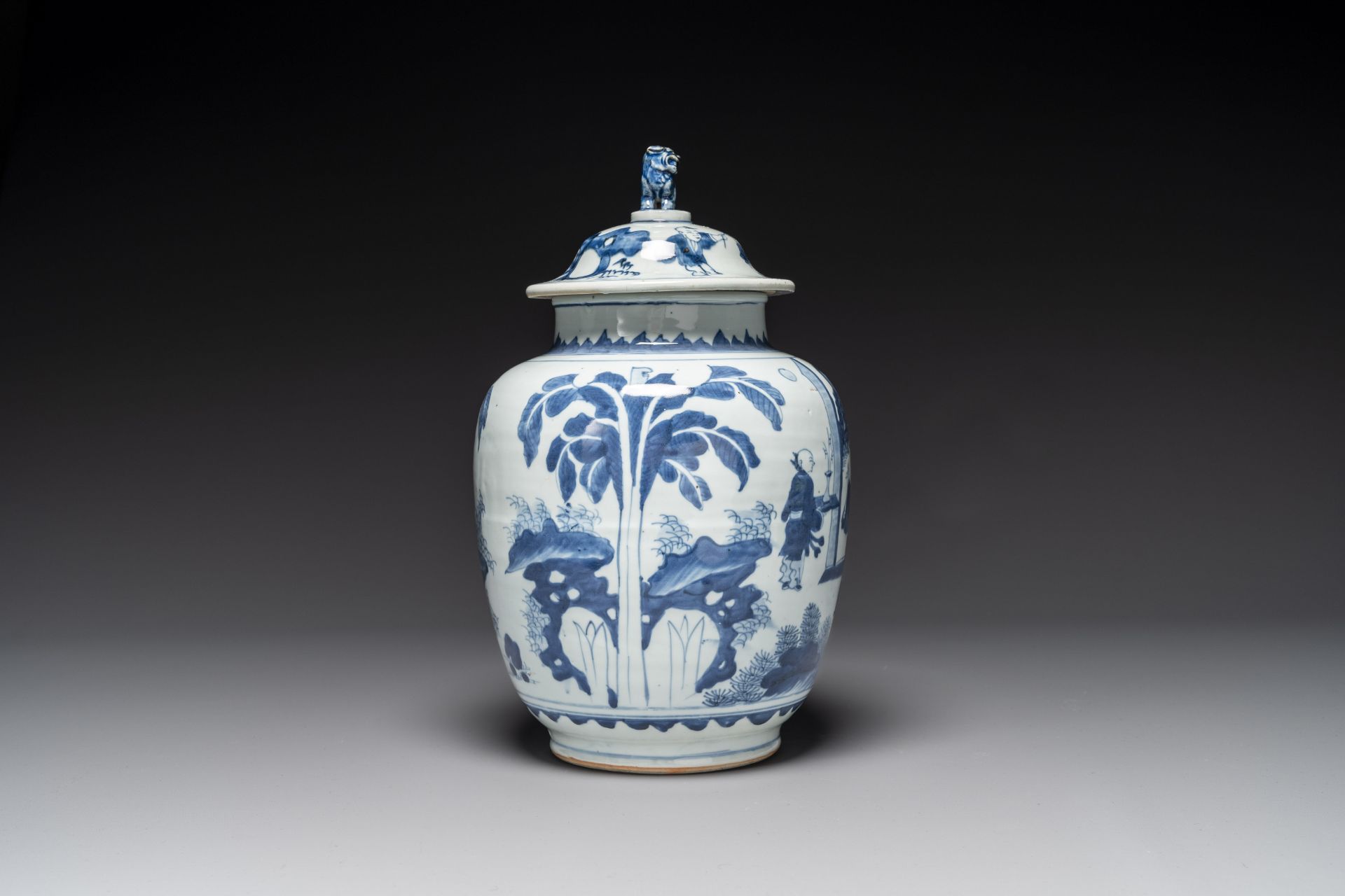 A Chinese blue and white 'Jia Guan Jin Jue åŠ å®˜æ™‰çˆµ' vase and cover, Transitional period - Image 2 of 6