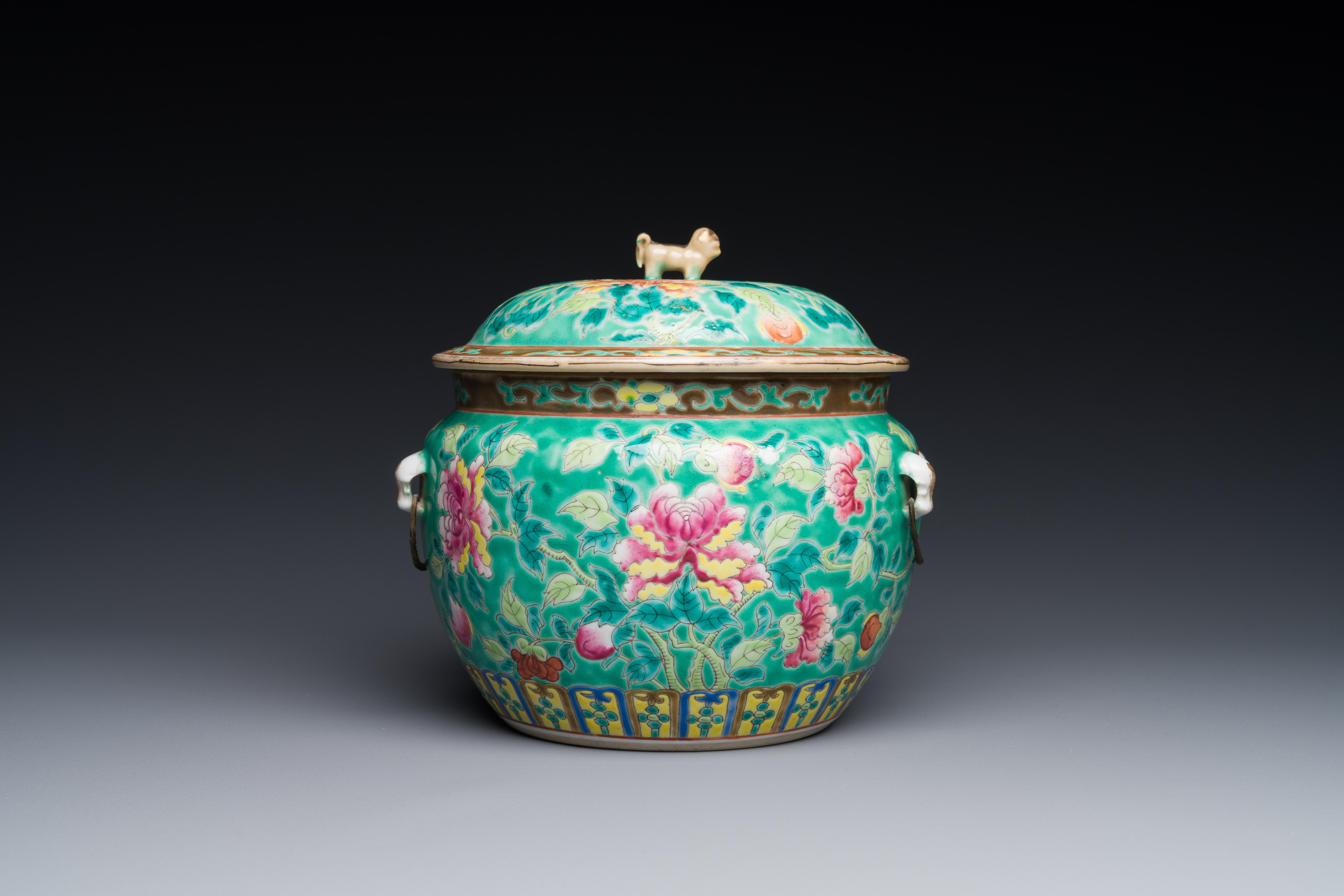 A Chinese famille rose 'kamcheng' bowl and cover for the Straits or Peranakan market, 19th C. - Image 3 of 4