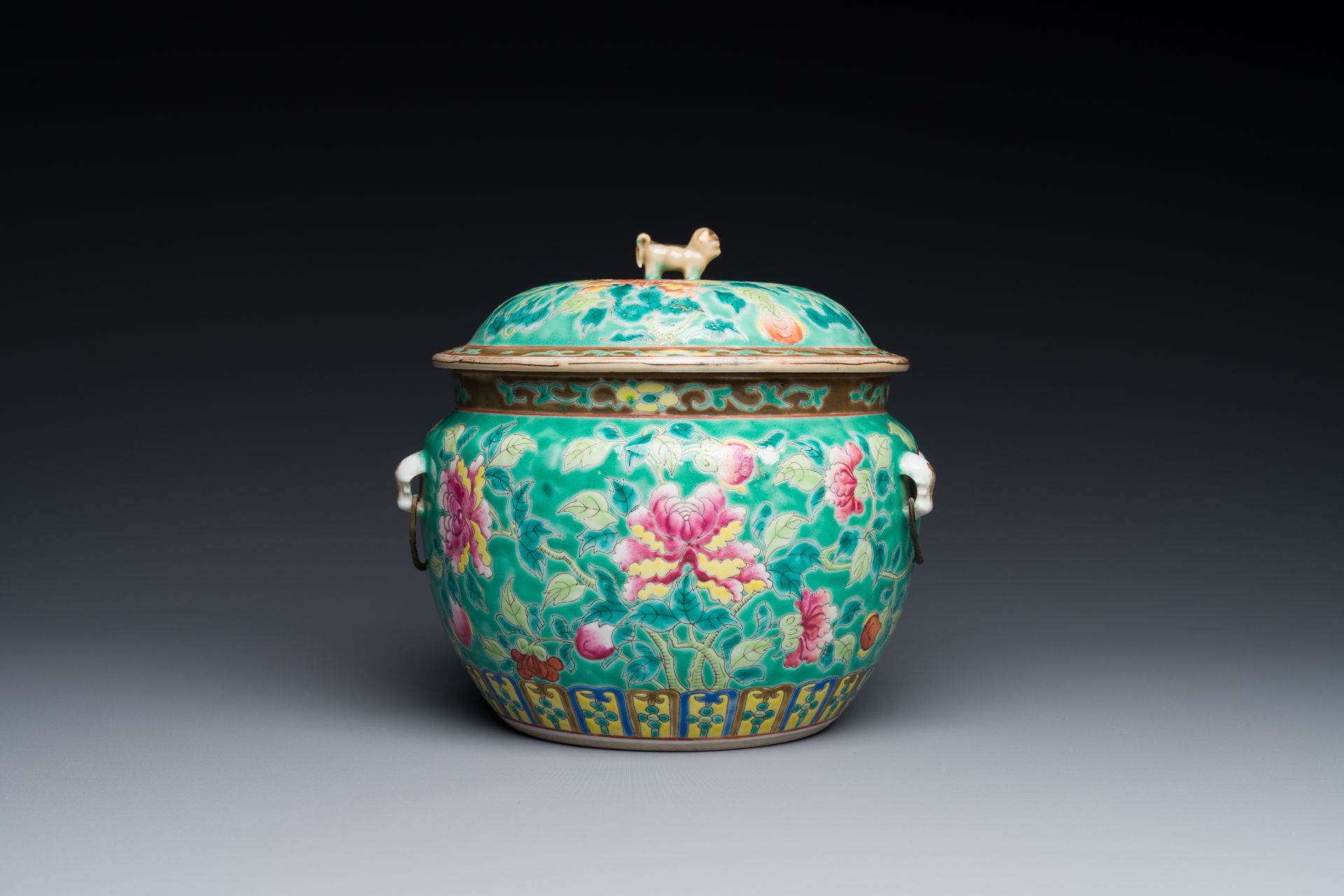 A Chinese famille rose 'kamcheng' bowl and cover for the Straits or Peranakan market, 19th C. - Bild 3 aus 4