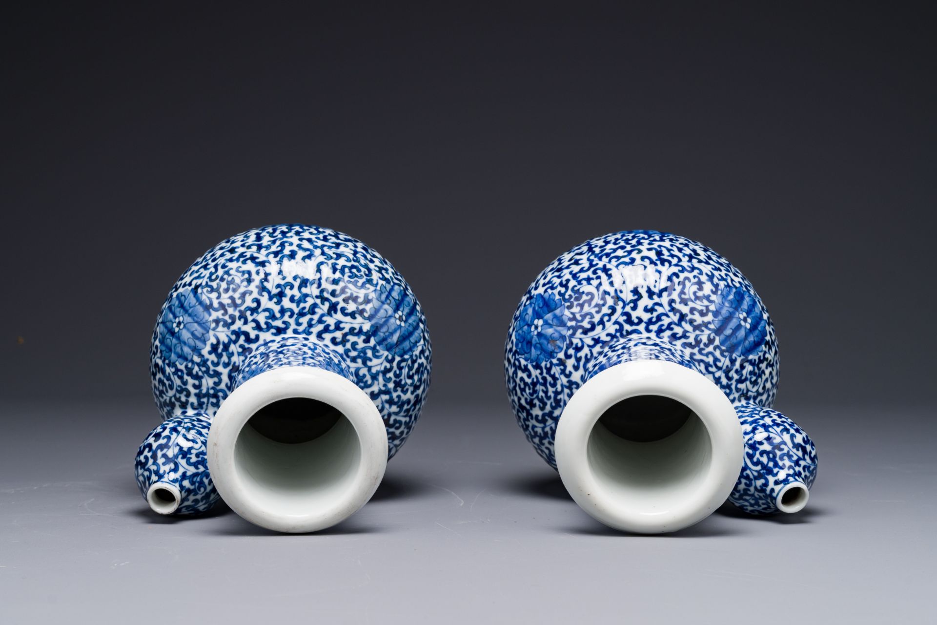 A pair of Chinese blue and white 'lotus scroll' kendis, 19th C. - Bild 3 aus 4
