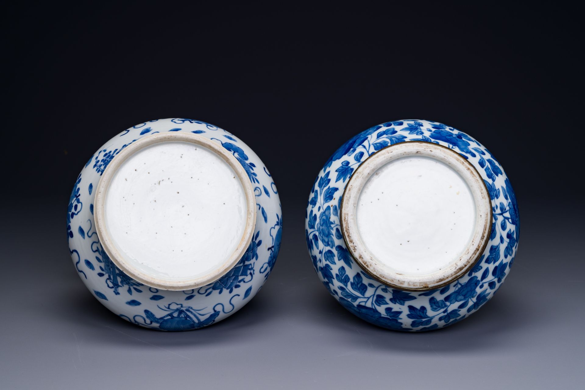 Two Chinese blue and white 'Bleu de Hue' jars for the Vietnamese market, 19th C. - Image 4 of 4