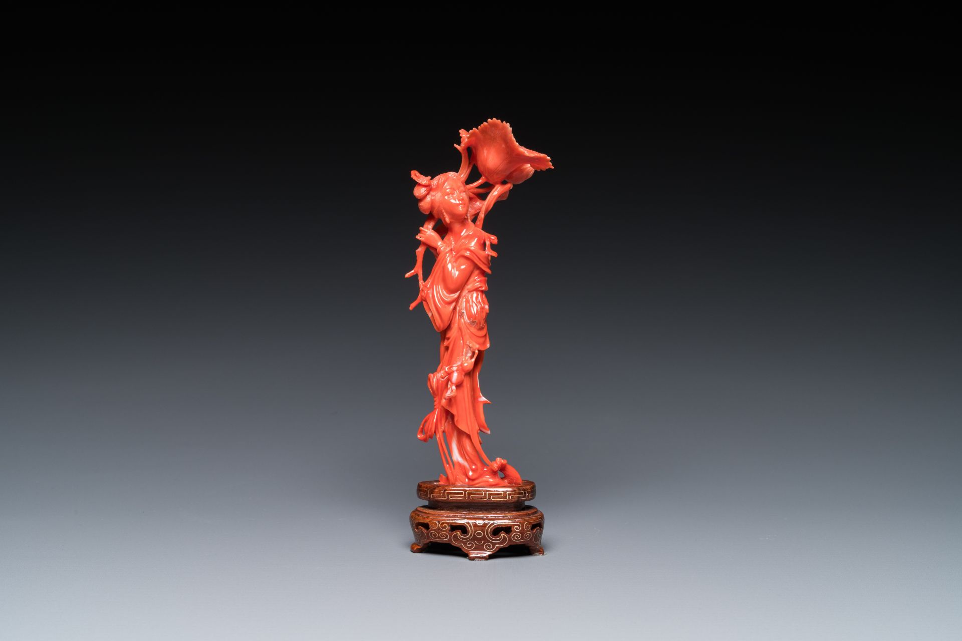 A Chinese red coral figure of a standing lady holding a flower, 19/20th C. - Image 2 of 7
