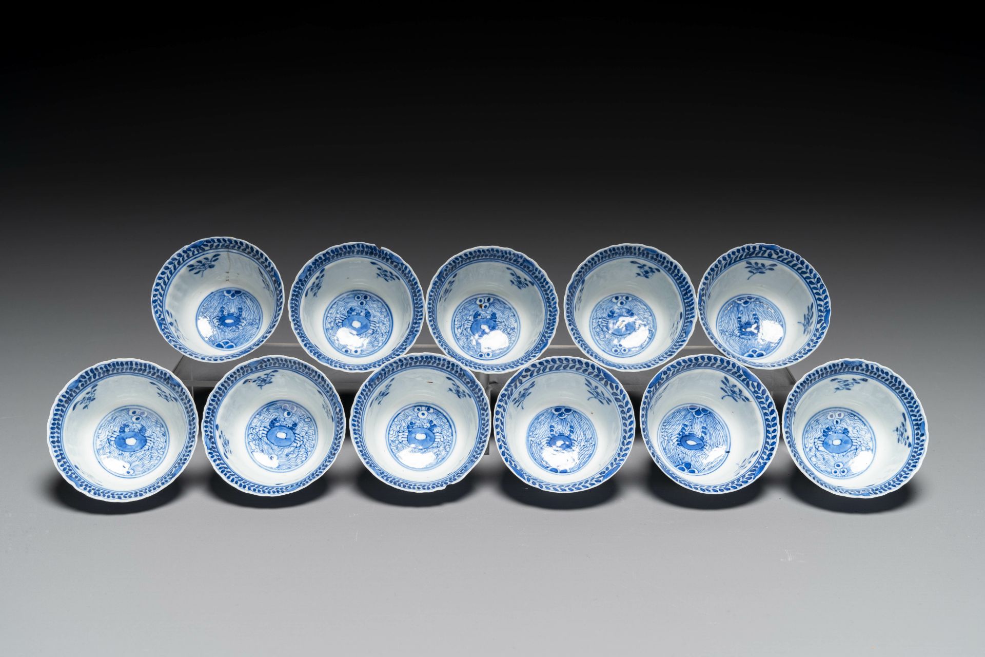 Eleven Chinese blue and white 'crab and fish' cups and saucers, Kangxi mark, Guangxu - Bild 4 aus 7