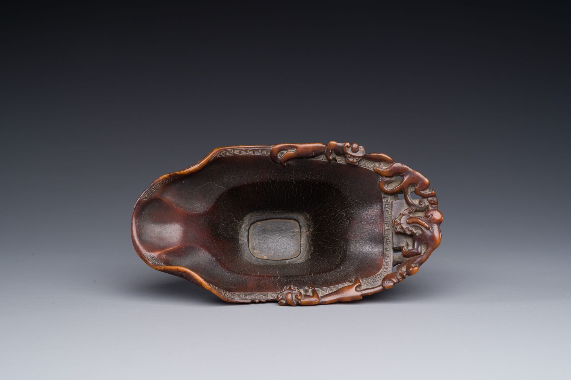 A Chinese carved rhinoceros horn 'libation cup' with chilong design, 17/18th C. - Bild 7 aus 8