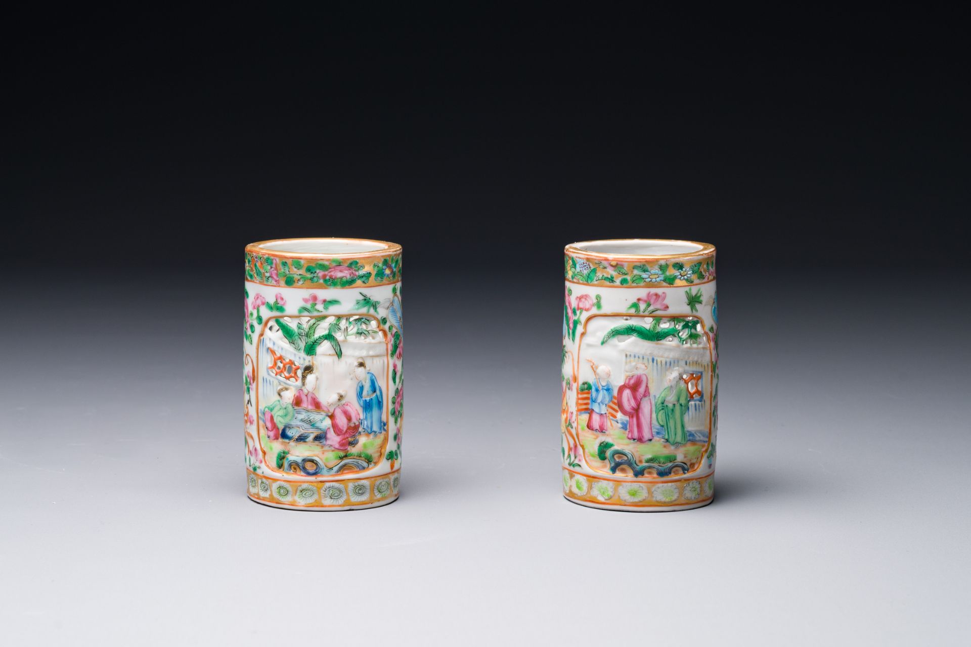 A pair of Chinese reticulated Canton famille rose brush pots, 19th C. - Bild 2 aus 4