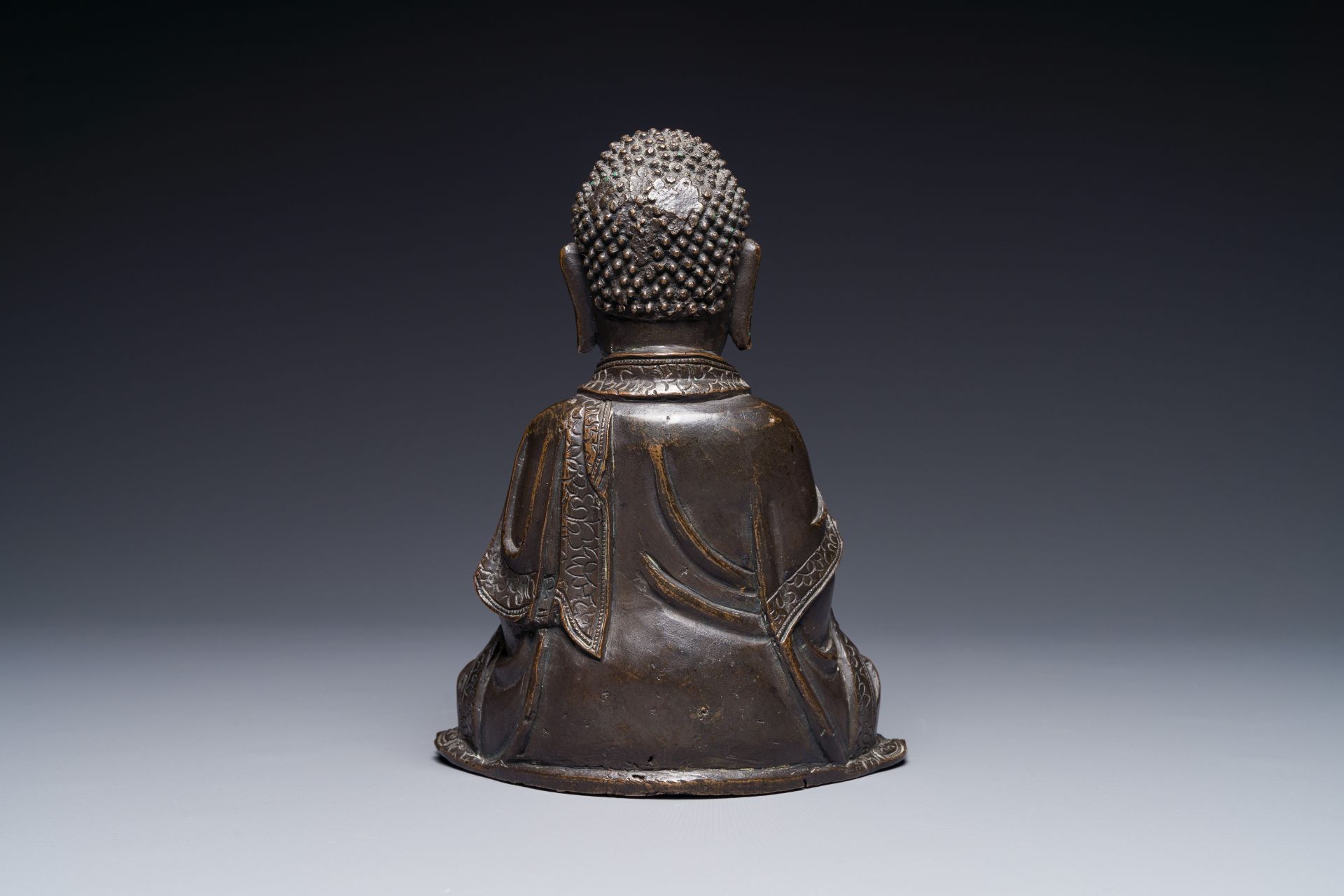 A Chinese bronze sculpture of Buddha, Ming - Bild 2 aus 3