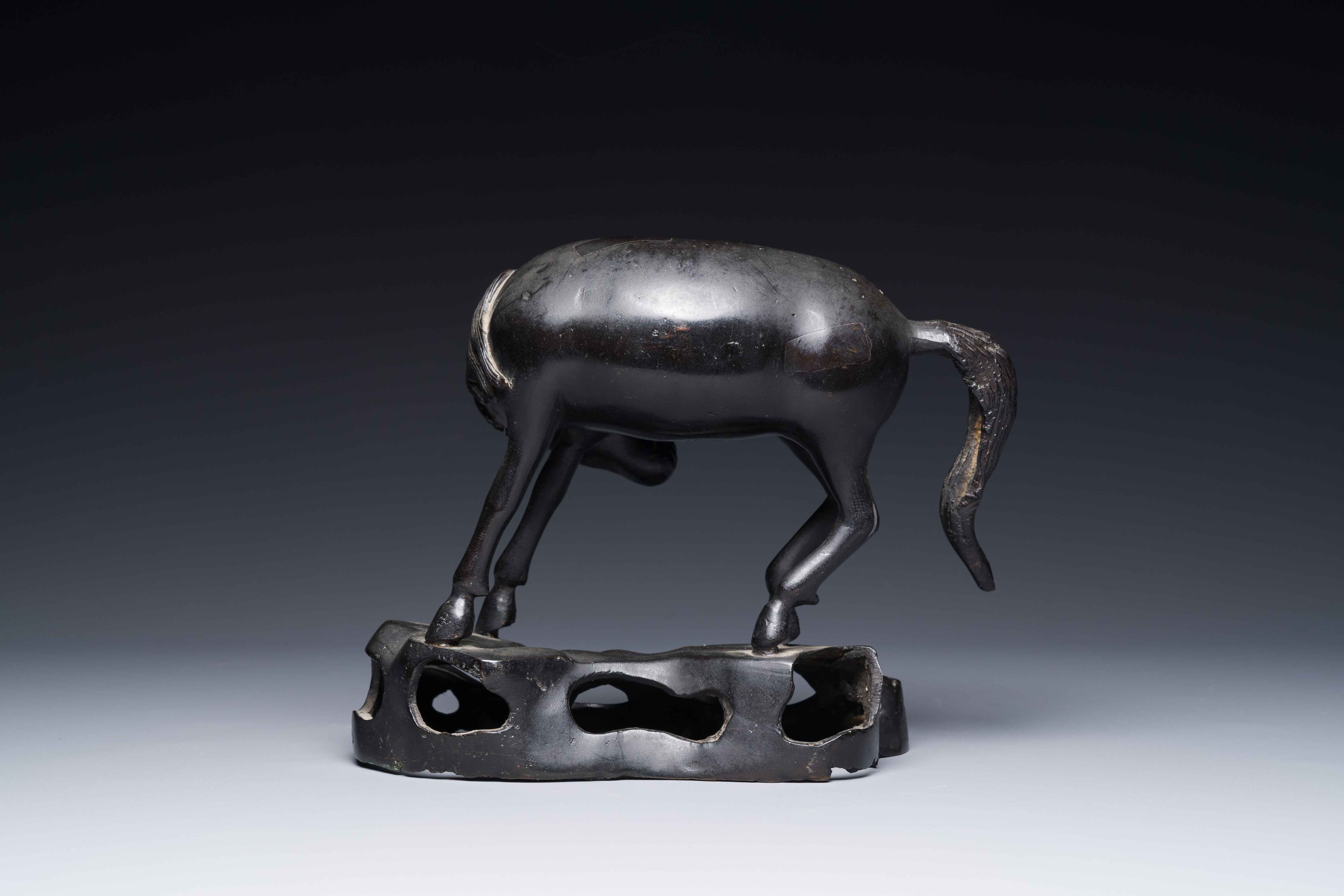 A rare Chinese bronze sculpture of a horse, Ming - Image 4 of 7