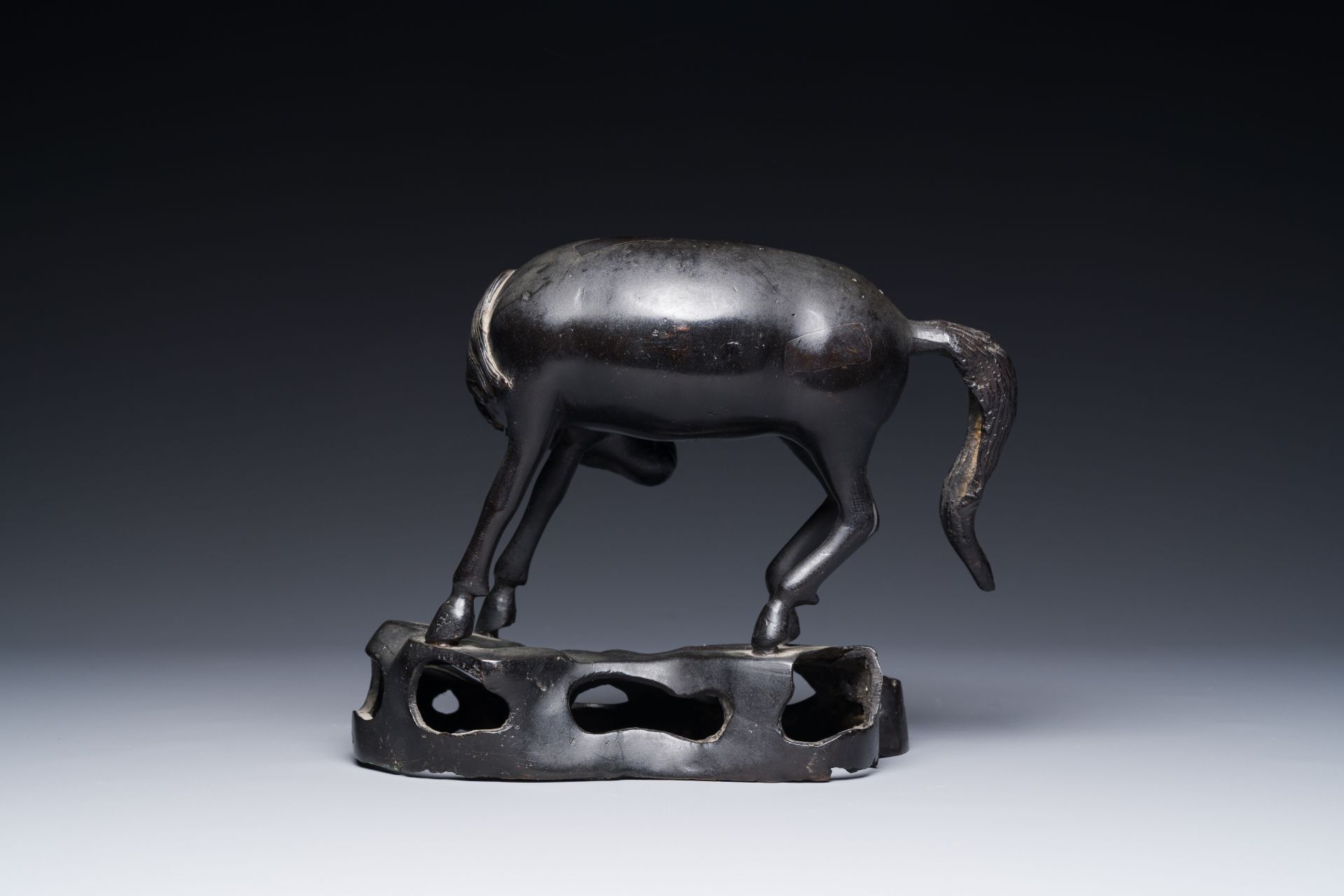A rare Chinese bronze sculpture of a horse, Ming - Image 4 of 7
