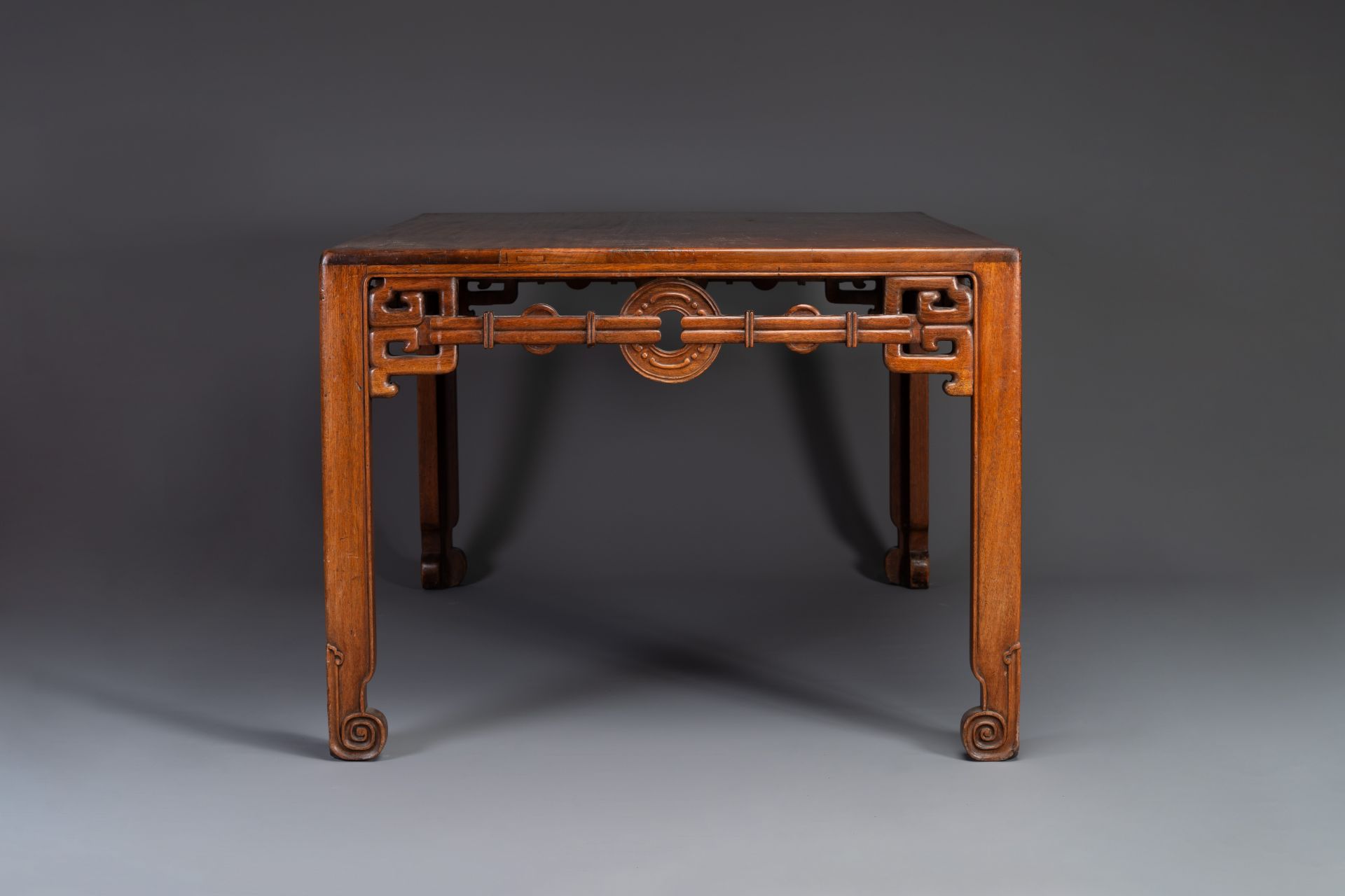 A large rectangular Chinese huanghuali wooden table, 19/20th C. - Bild 2 aus 10