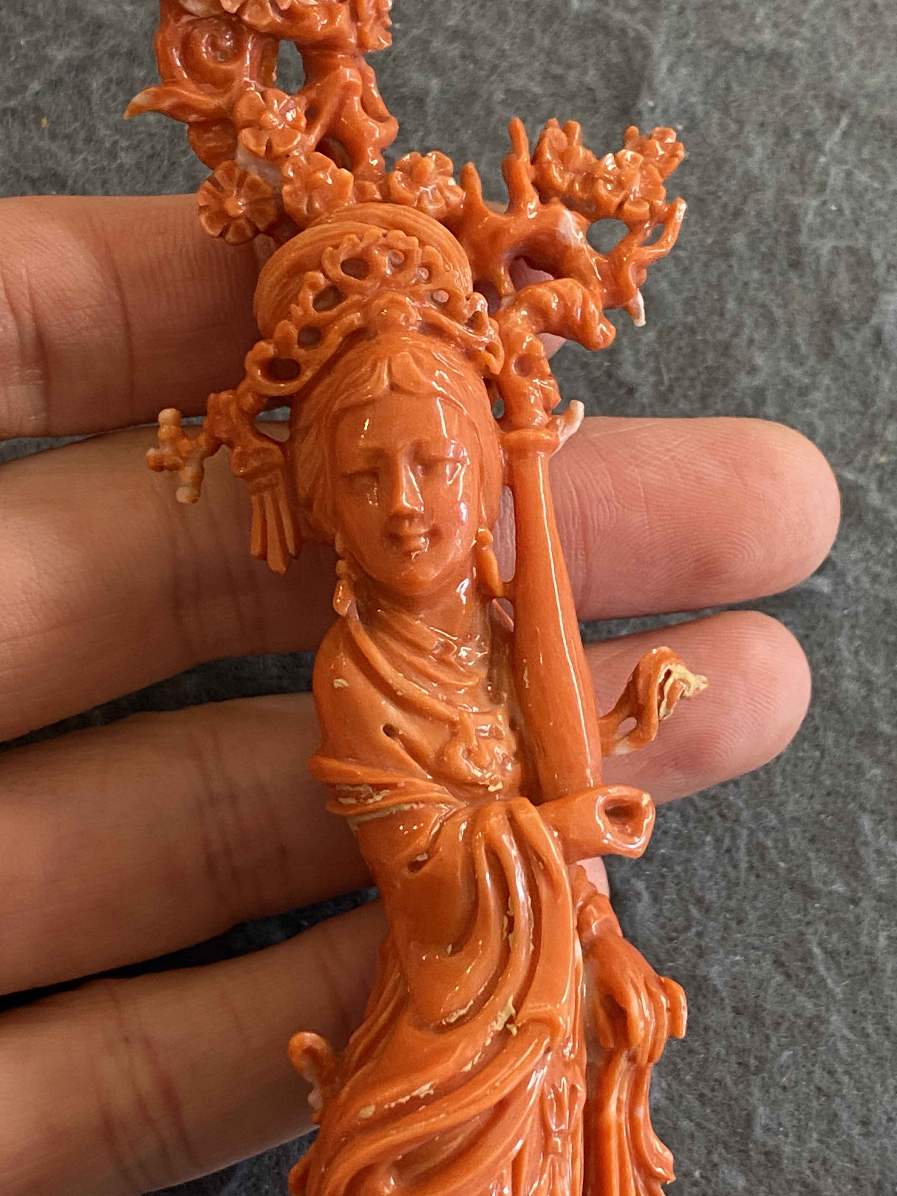 A Chinese red coral figure of a standing lady holding a vase, 19/20th C. - Image 8 of 14