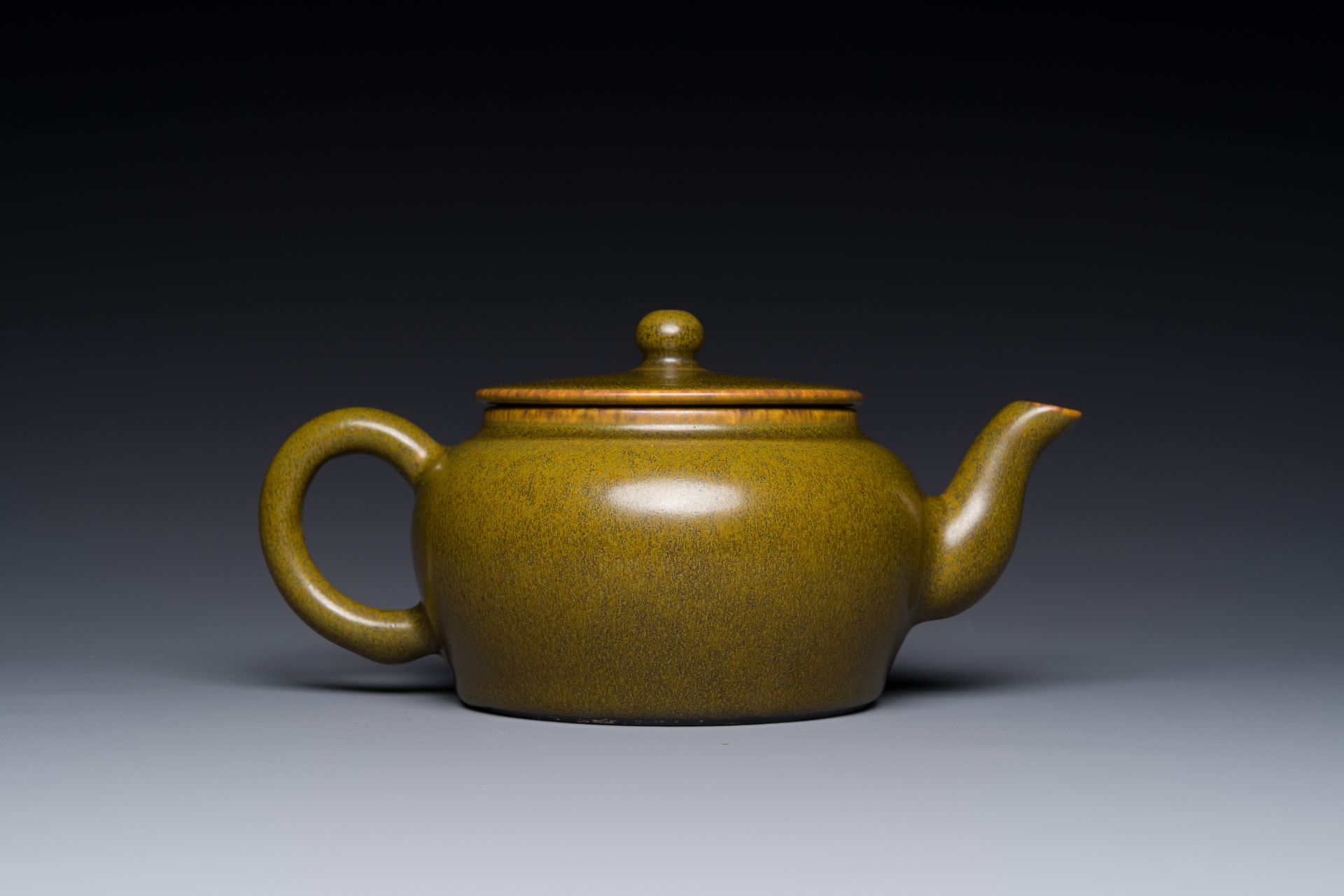 A Chinese monochrome teadust-glazed teapot, Yongzheng seal mark, 18/19th C. - Image 3 of 4