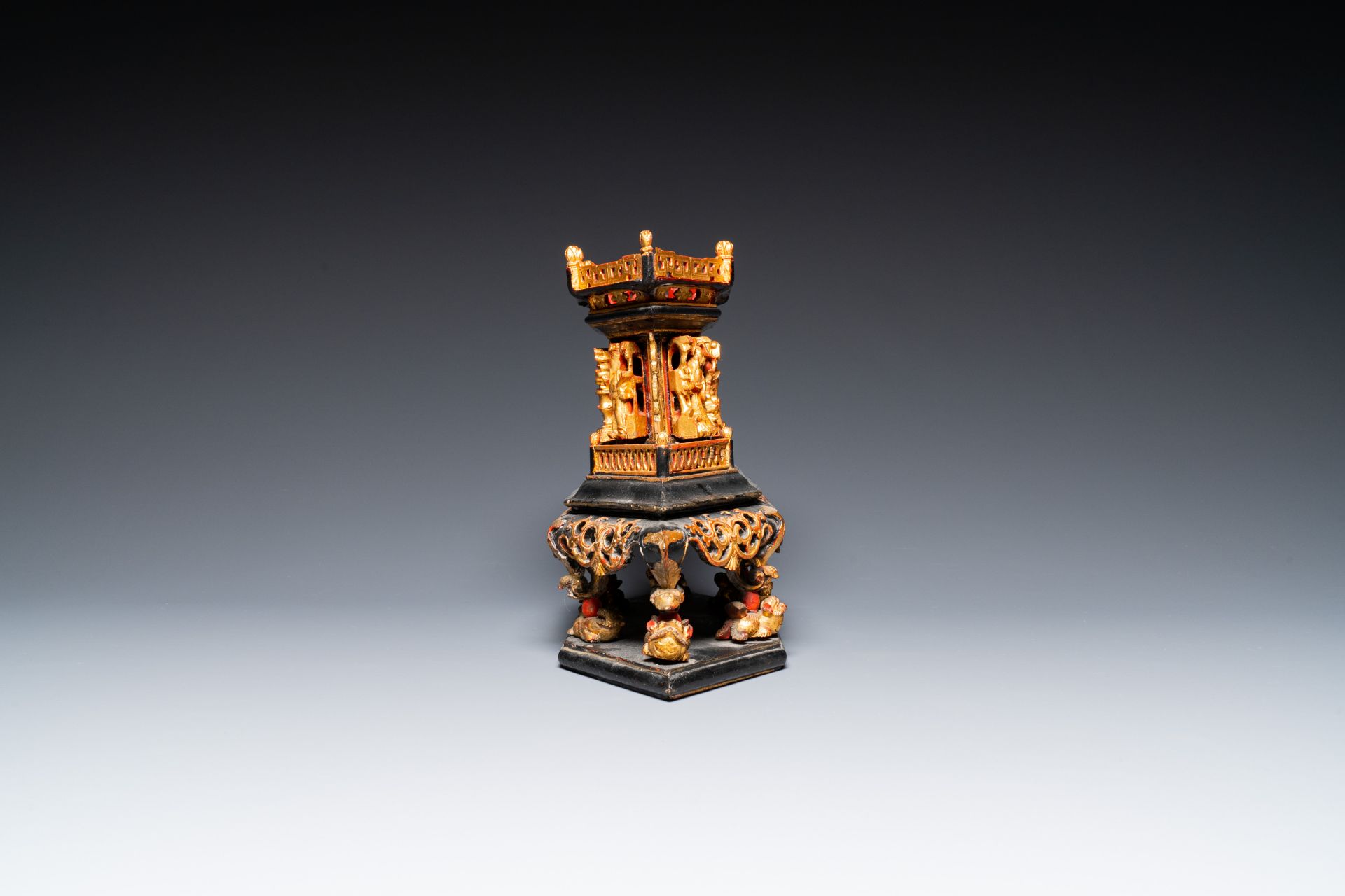 A Chinese gilt lacquer altar piece or 'chanab' for the Straits or Peranakan market, 19/20th C. - Bild 13 aus 13