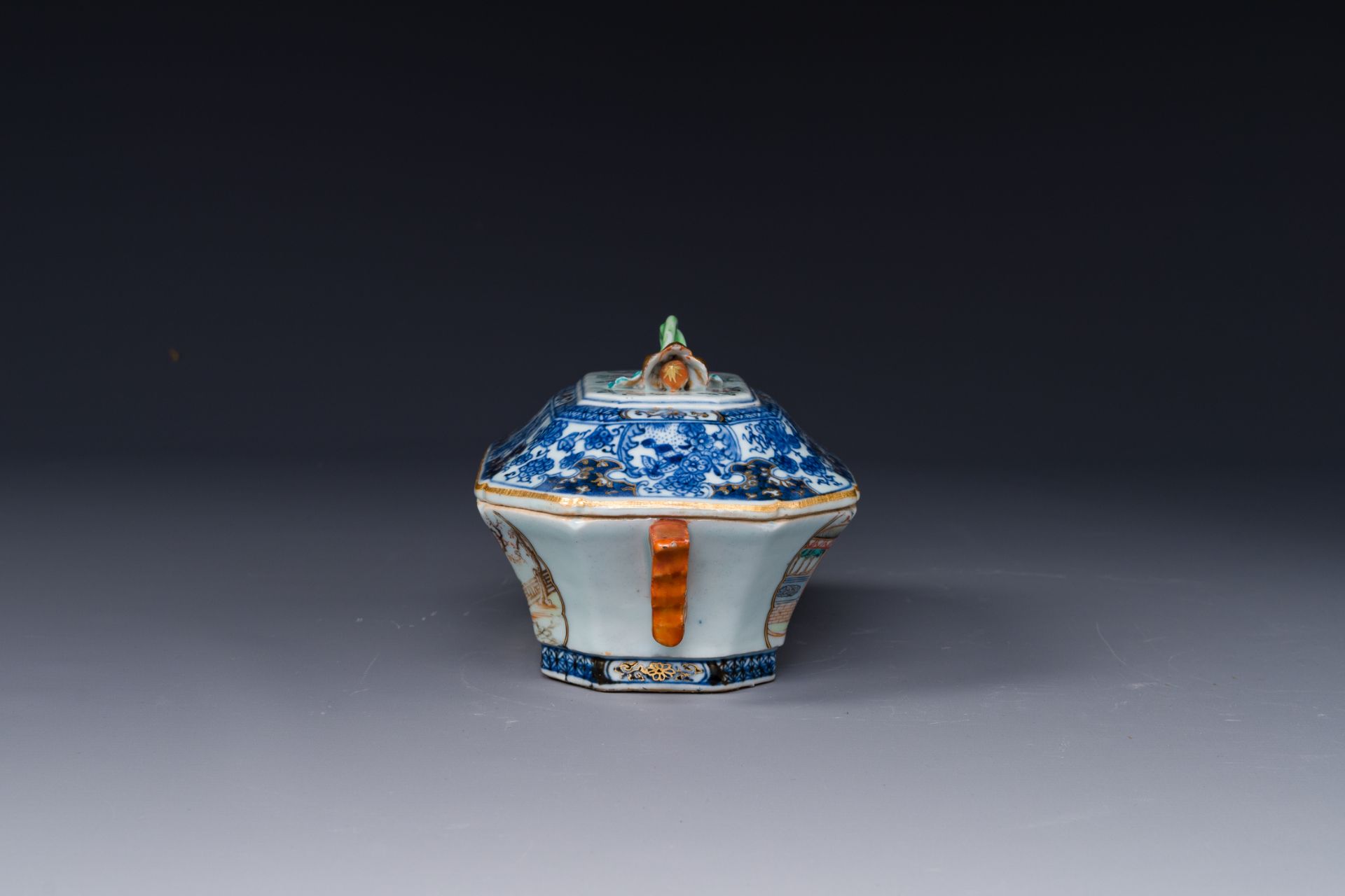 A Chinese Canton famille rose 'mandarin subject' tureen and cover on stand and a teapot and cover, Q - Bild 4 aus 14