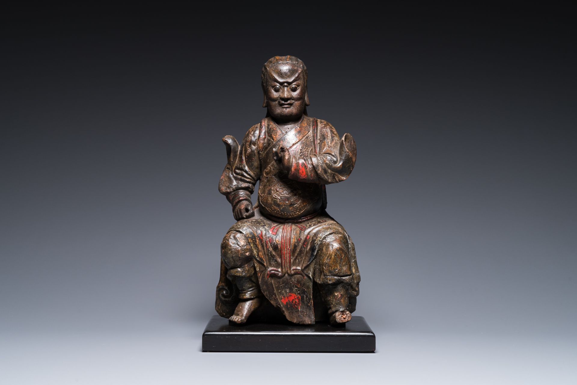 A Chinese lacquered and polychromed wood sculpture of a Buddhist guardian, Ming - Bild 2 aus 8