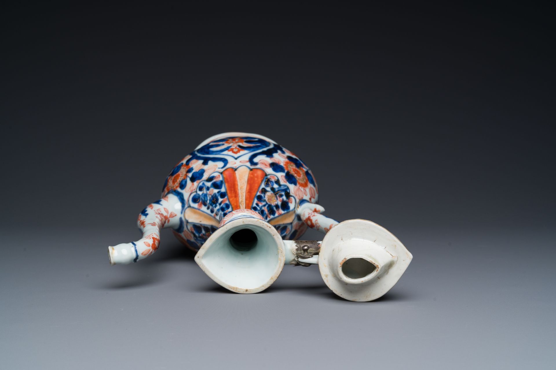 A Chinese Imari-style 'aftaba' ewer for the Islamic market, Kangxi - Image 7 of 8