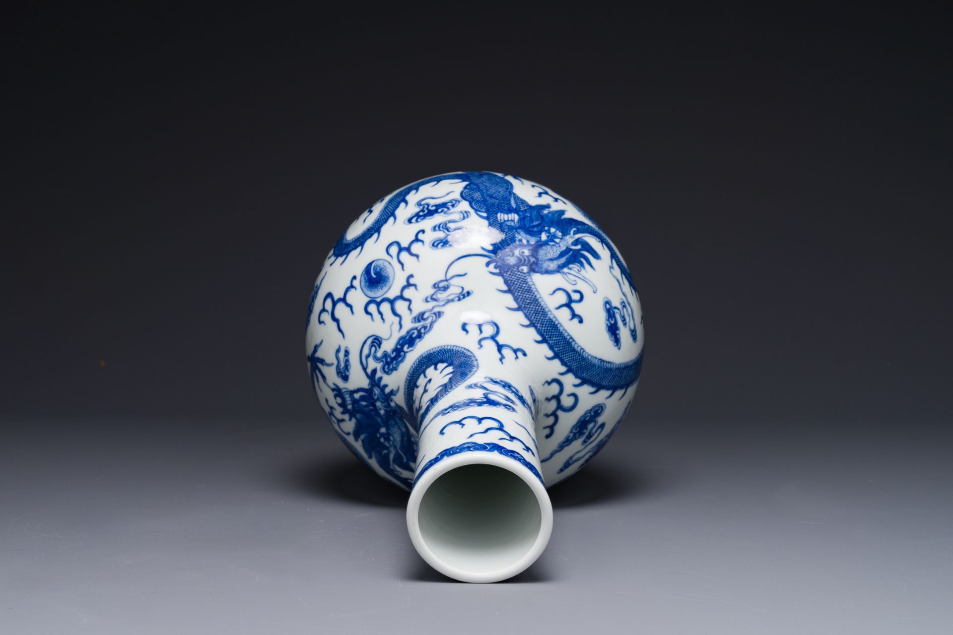 A Chinese blue and white 'dragon' bottle vase, Yongzheng mark, 19th C. - Image 5 of 6