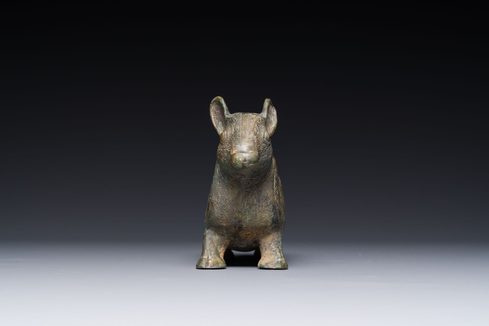 A rare Chinese bronze ritual vessel in the form of a tapir in Eastern Zhou-style, Warring States per - Bild 5 aus 10