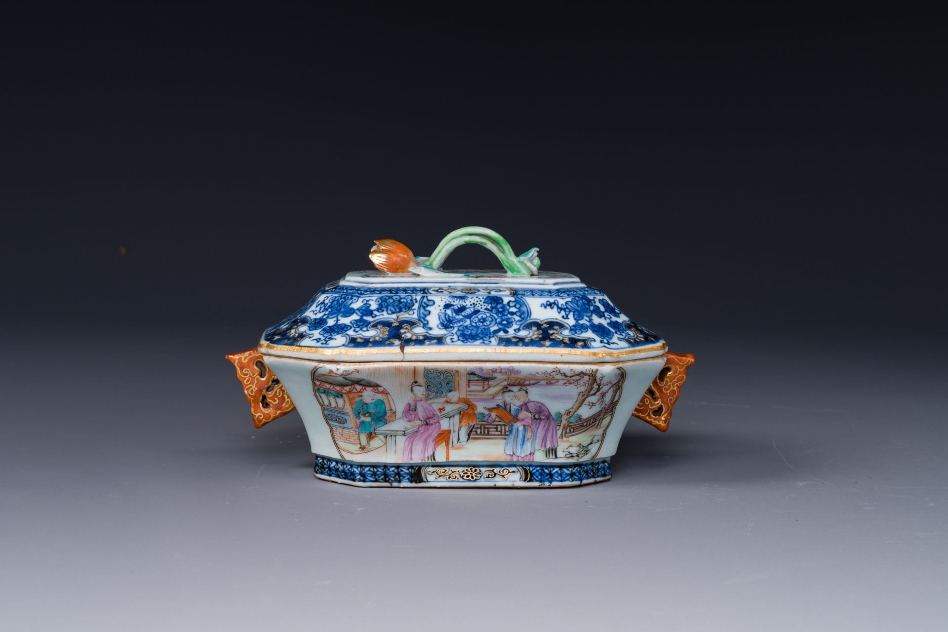 A Chinese Canton famille rose 'mandarin subject' tureen and cover on stand and a teapot and cover, Q - Bild 5 aus 14