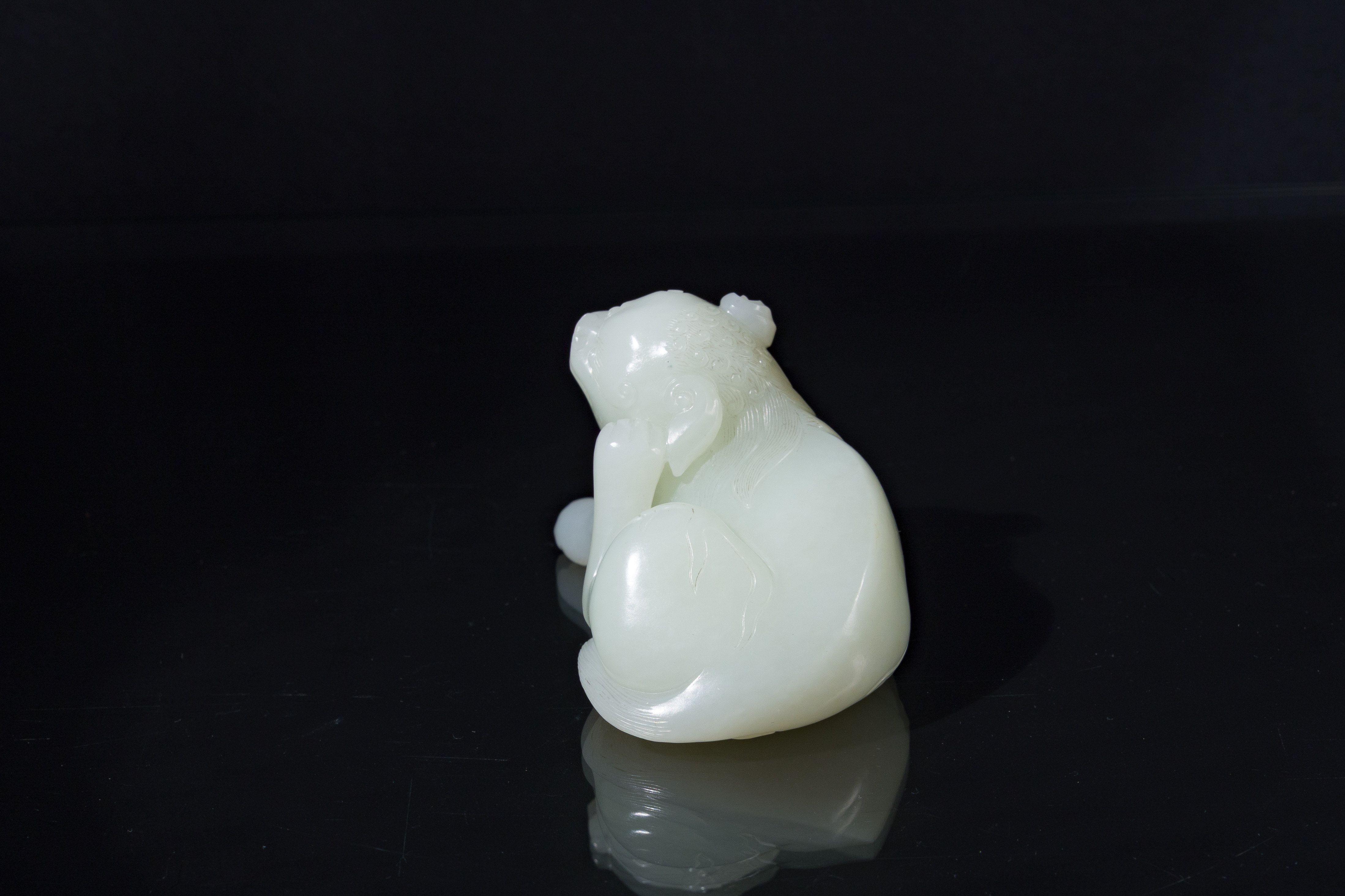 A fine Chinese celadon jade sculpture of a mythical beast, 17/18th C. - Image 2 of 7