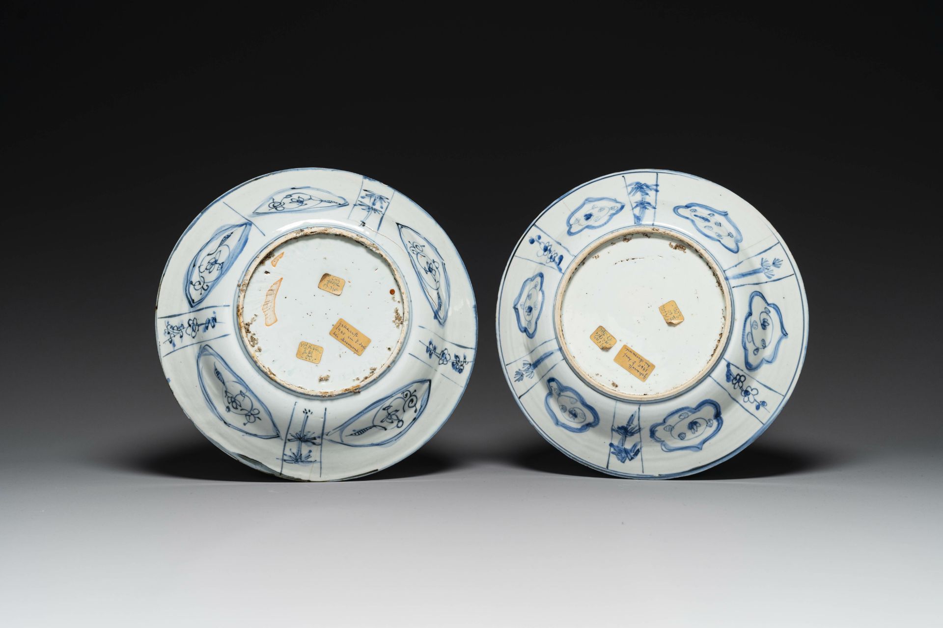 Two Chinese blue and white kraak porcelain dishes with figures, Wanli - Bild 2 aus 2