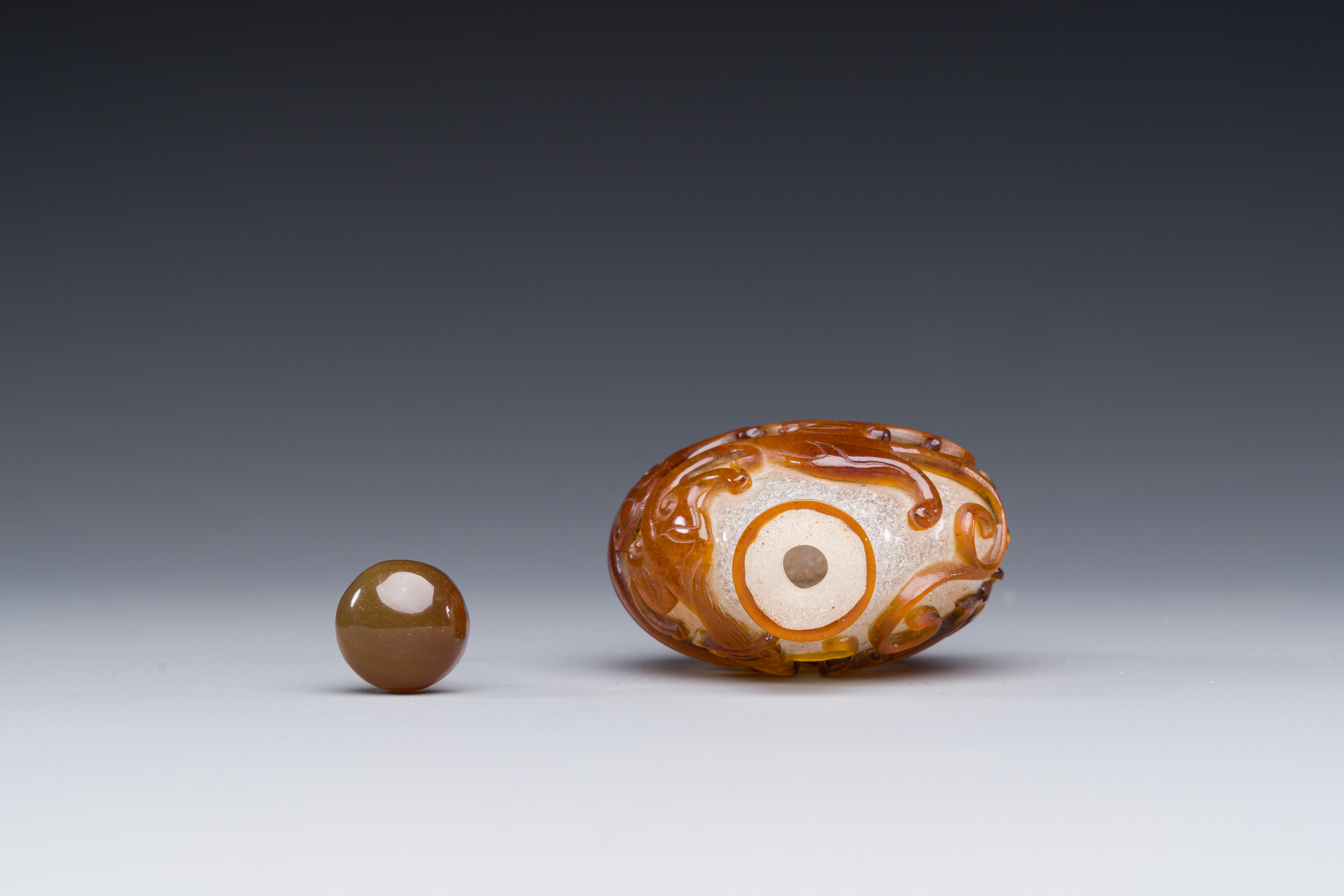 A rare Chinese brown-overlay white glass snuff bottle with chilong design, Qianlong/Jiaqing - Image 5 of 6