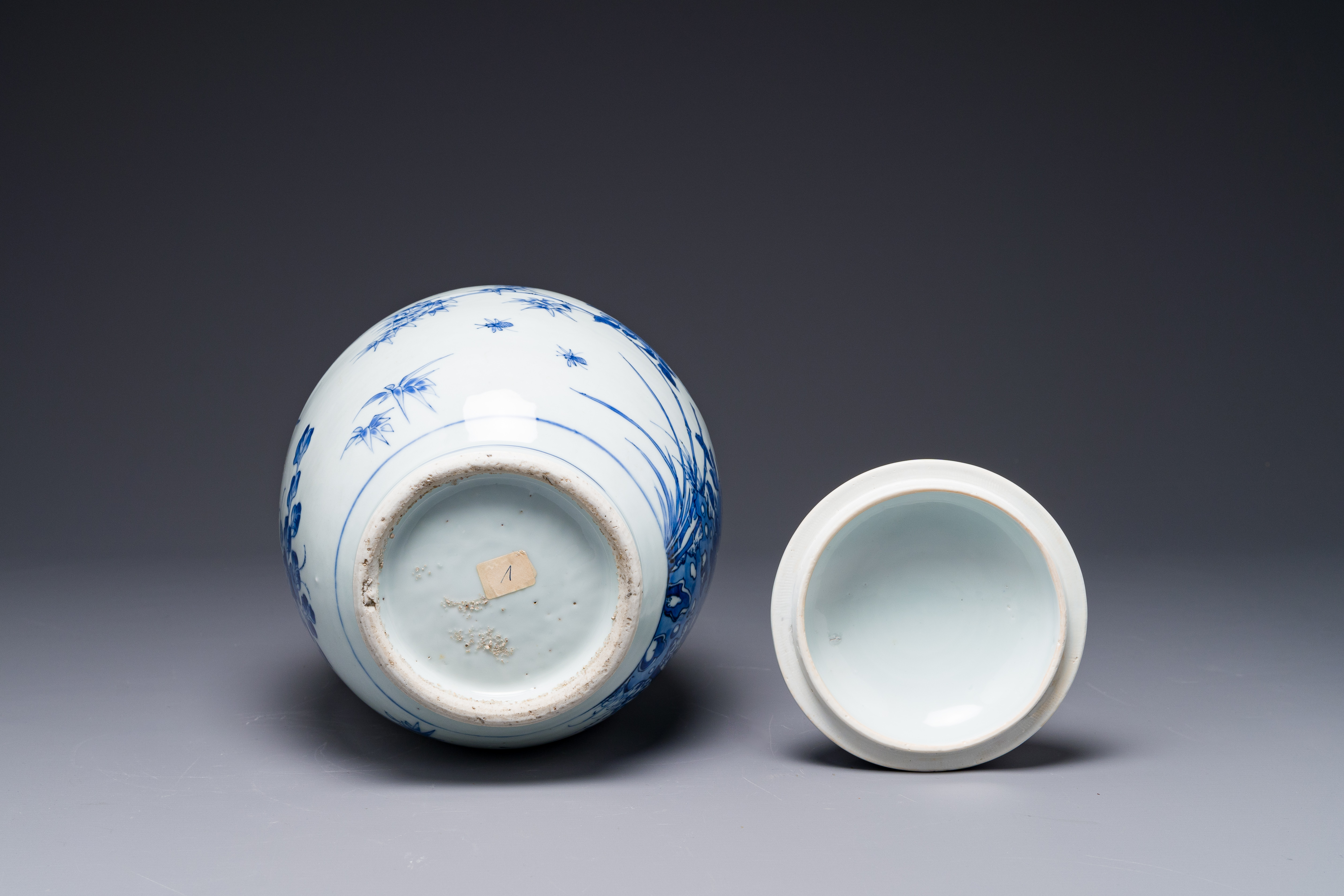 A Chinese blue and white jar and cover with birds and flowers, Transitional period - Image 6 of 6
