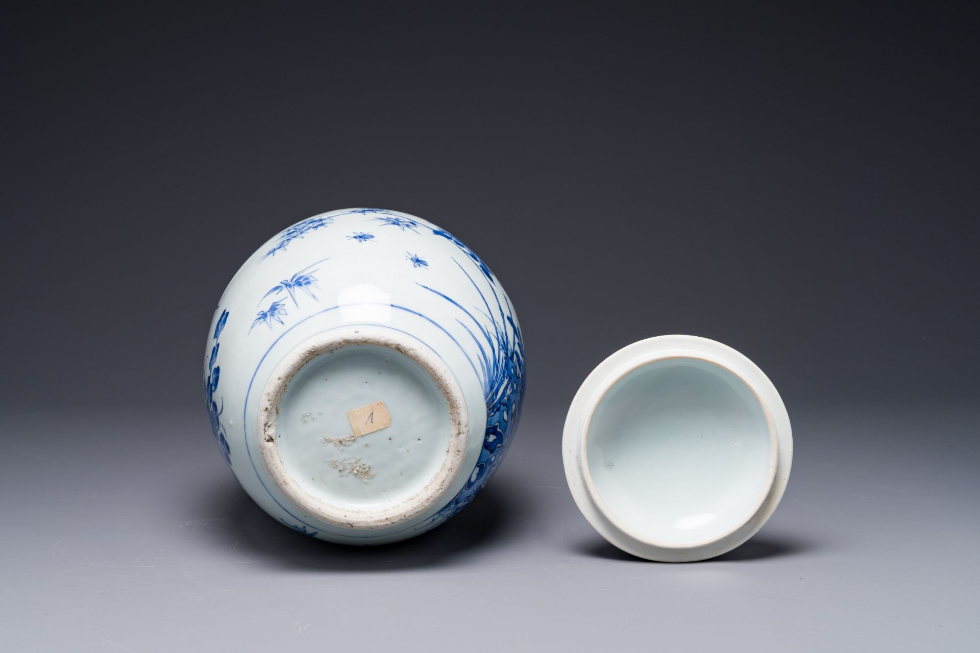 A Chinese blue and white jar and cover with birds and flowers, Transitional period - Bild 6 aus 6