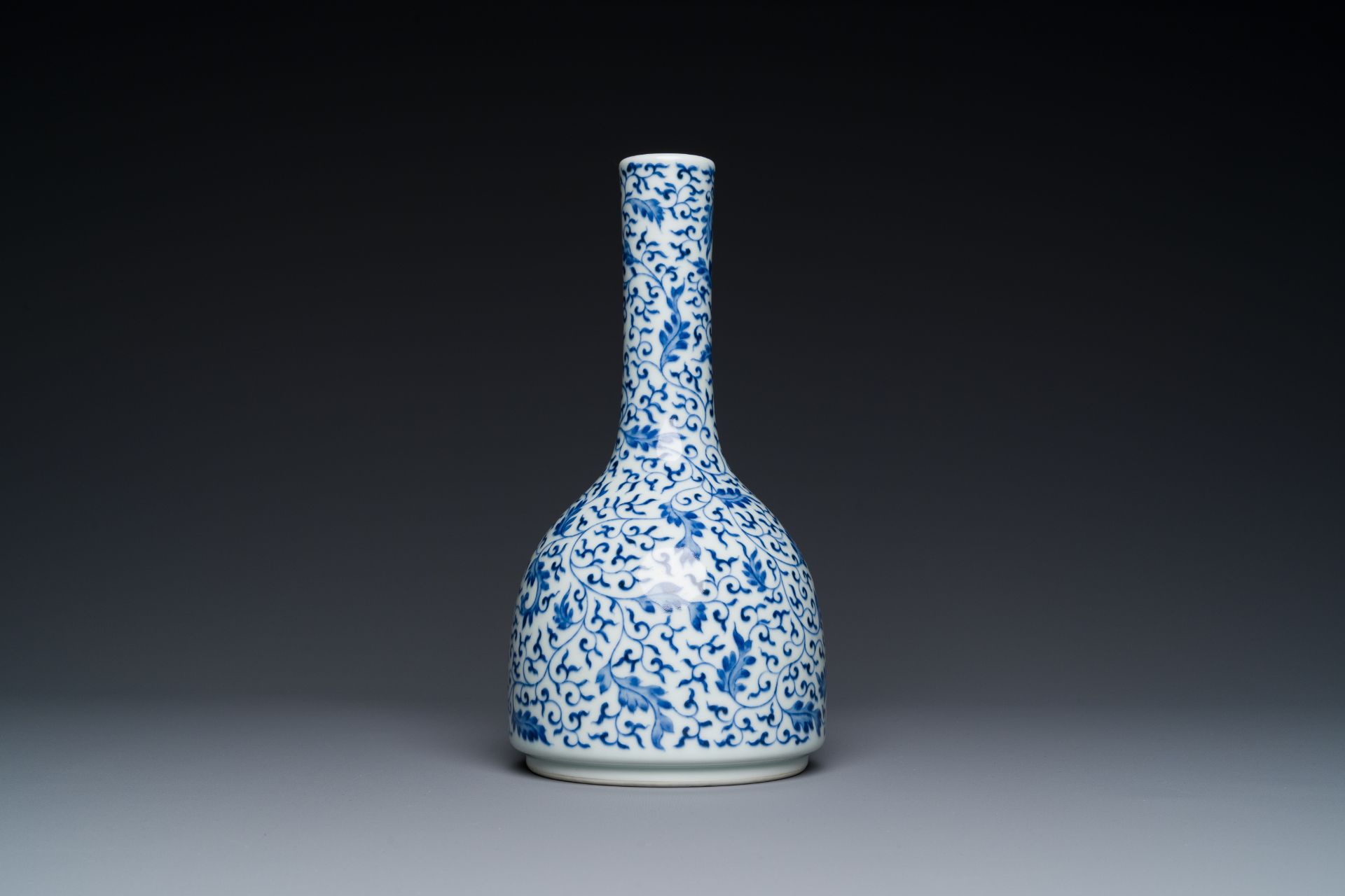 A Chinese blue and white 'lotus scroll' bottle vase, Yongzheng mark and possibly of the period - Bild 3 aus 6