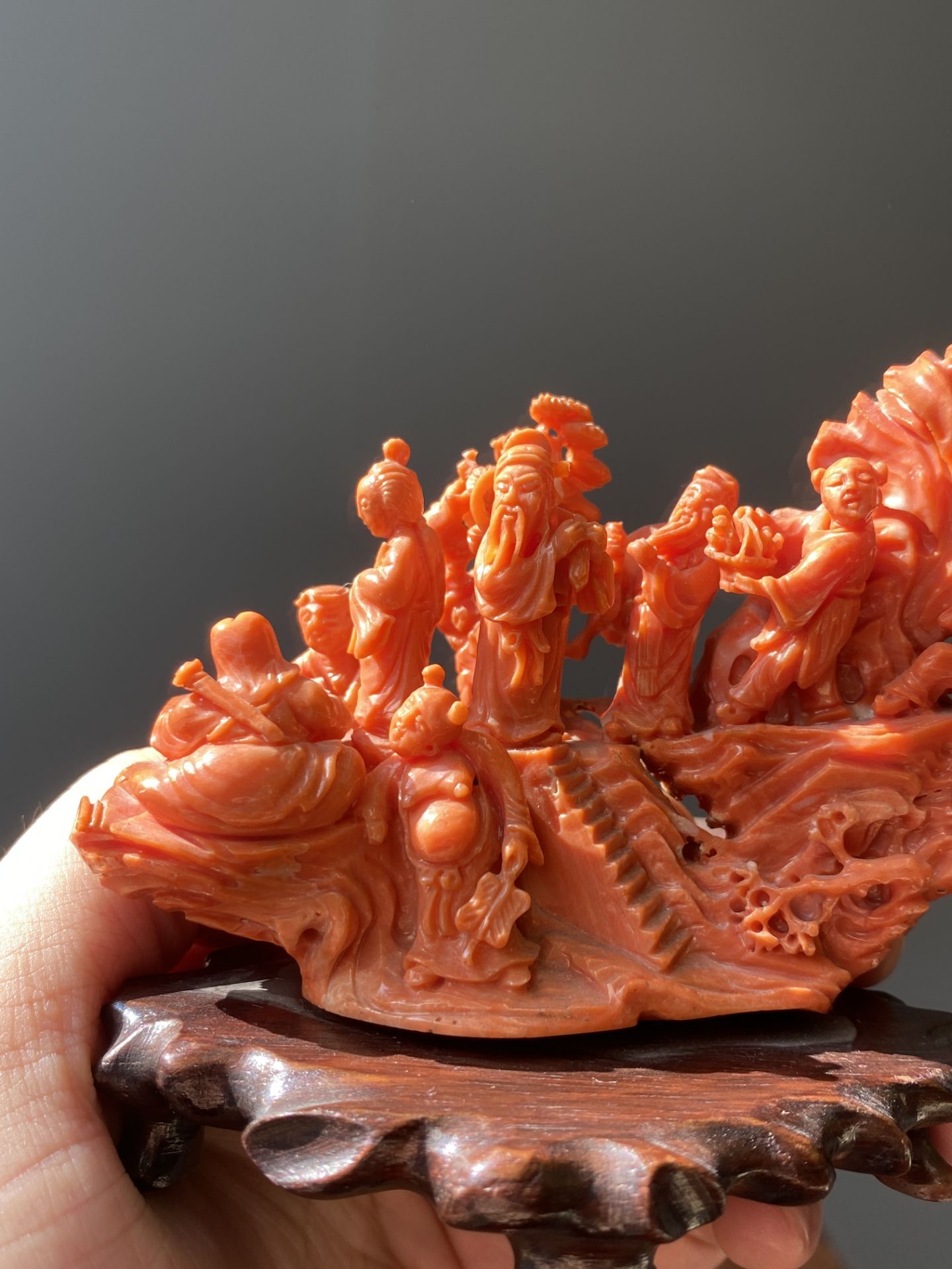 A Chinese red coral 'Eight Immortals' group on wooden stand, 19/20th C. - Bild 12 aus 14