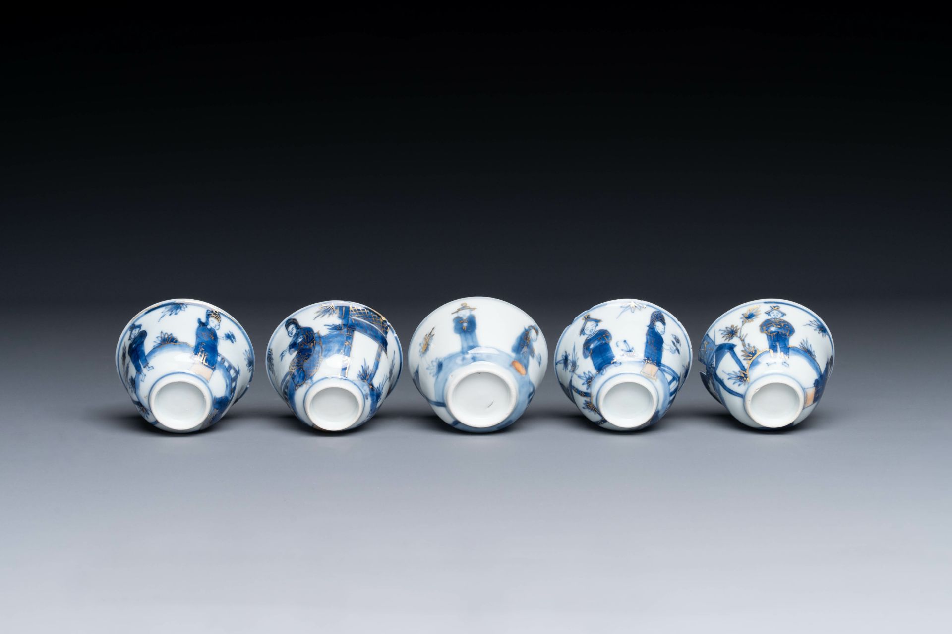 Thirteen Chinese blue and white saucers and twelve cups with figural design, Kangxi/Yongzheng - Bild 11 aus 11