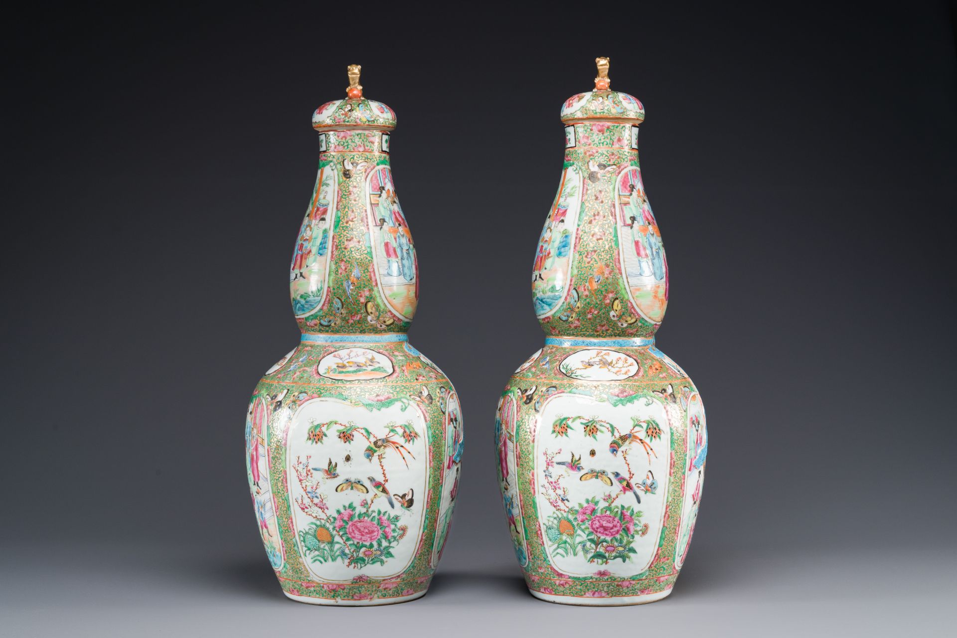 A pair of Chinese Canton famille rose double gourd vases and covers, 19th C. - Bild 4 aus 6